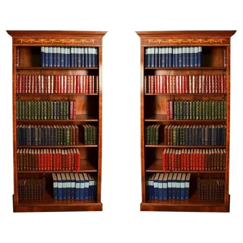 Pareja vintage de librerías abiertas de nogal con rebabas estilo Sheraton Finales del siglo XX