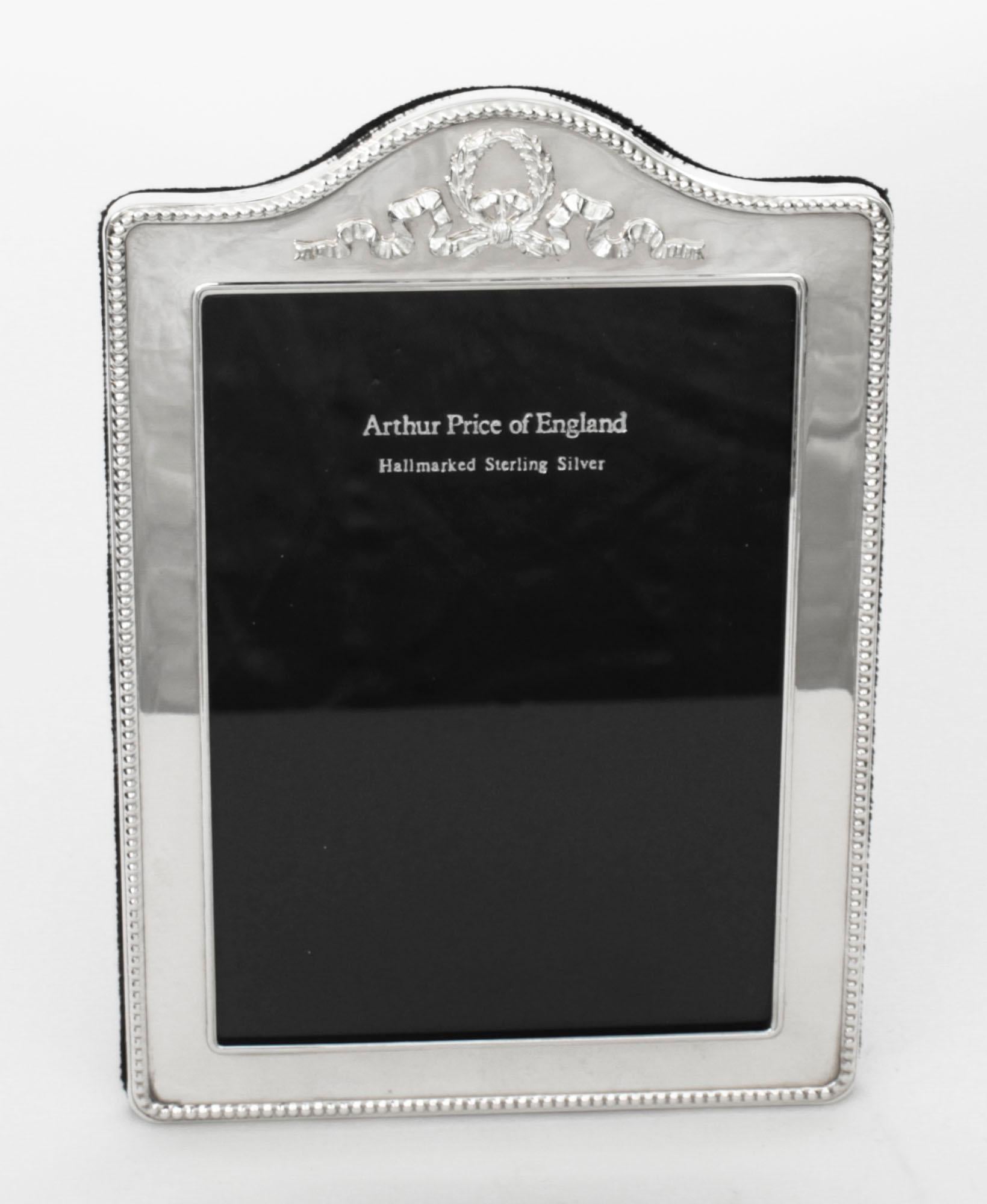 Magnífico par de marcos de fotos Vintage neoclásicos de plata de ley,  por Arthur Price and Co, con sello de Londres y fechada en 1994.

Los marcos de fotos rectangulares, de bella forma, están magníficamente decorados con pedrería alrededor del