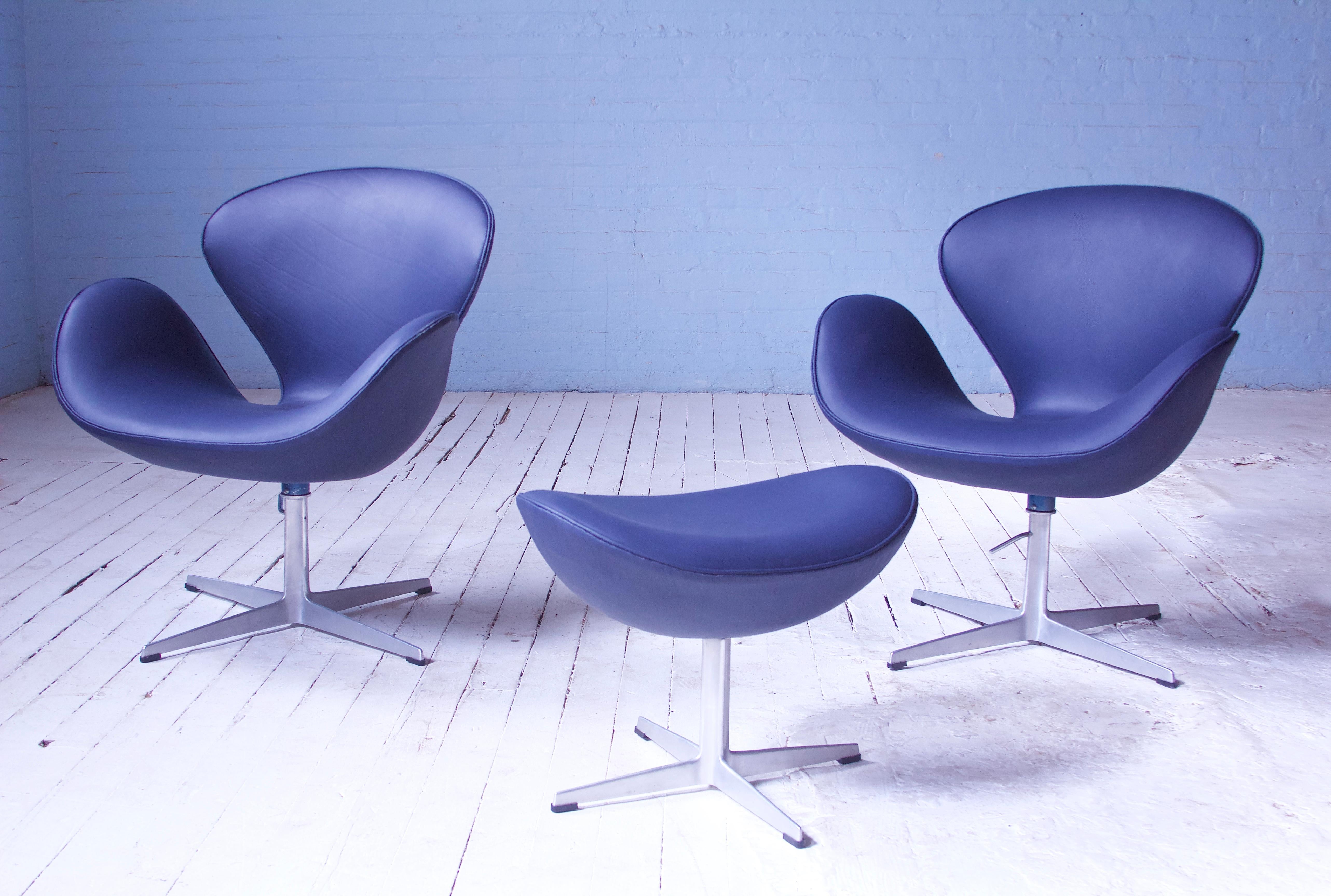 Scandinavian Modern Vintage Swan Chair in Leather & Aluminum by Arne Jacobsen