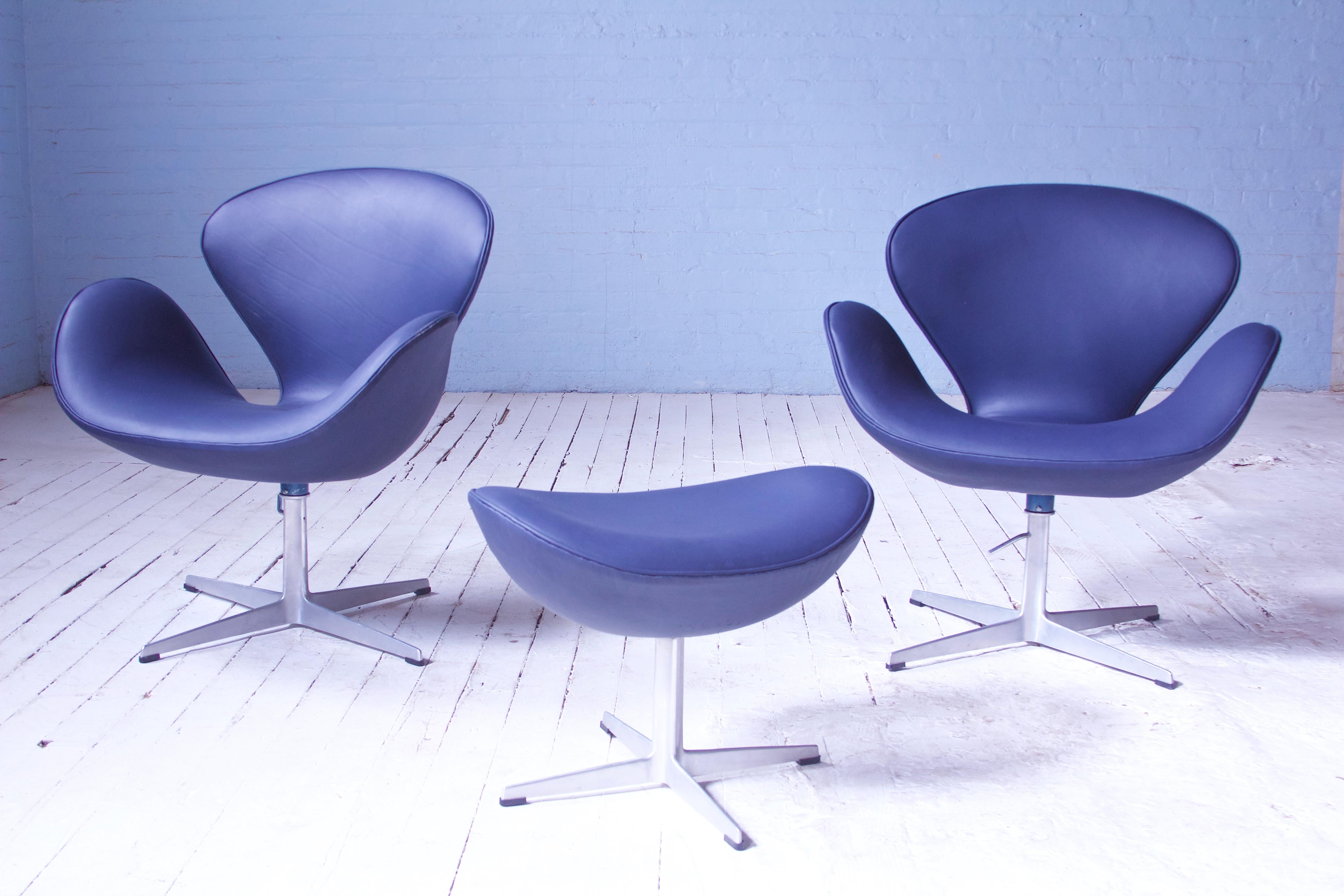 Danish Vintage Swan Chair in Leather & Aluminum by Arne Jacobsen