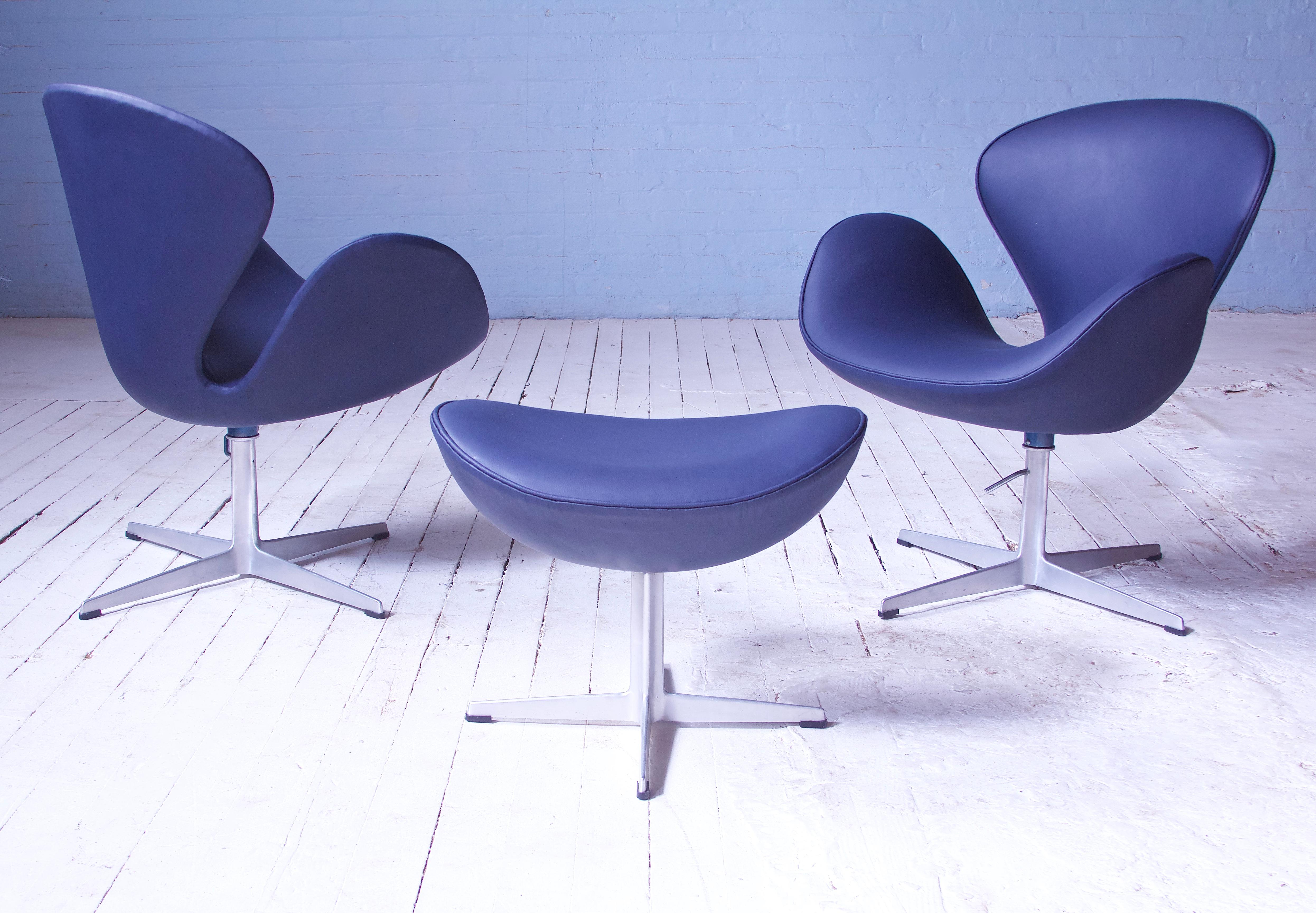 Cast Vintage Swan Chair in Leather & Aluminum by Arne Jacobsen