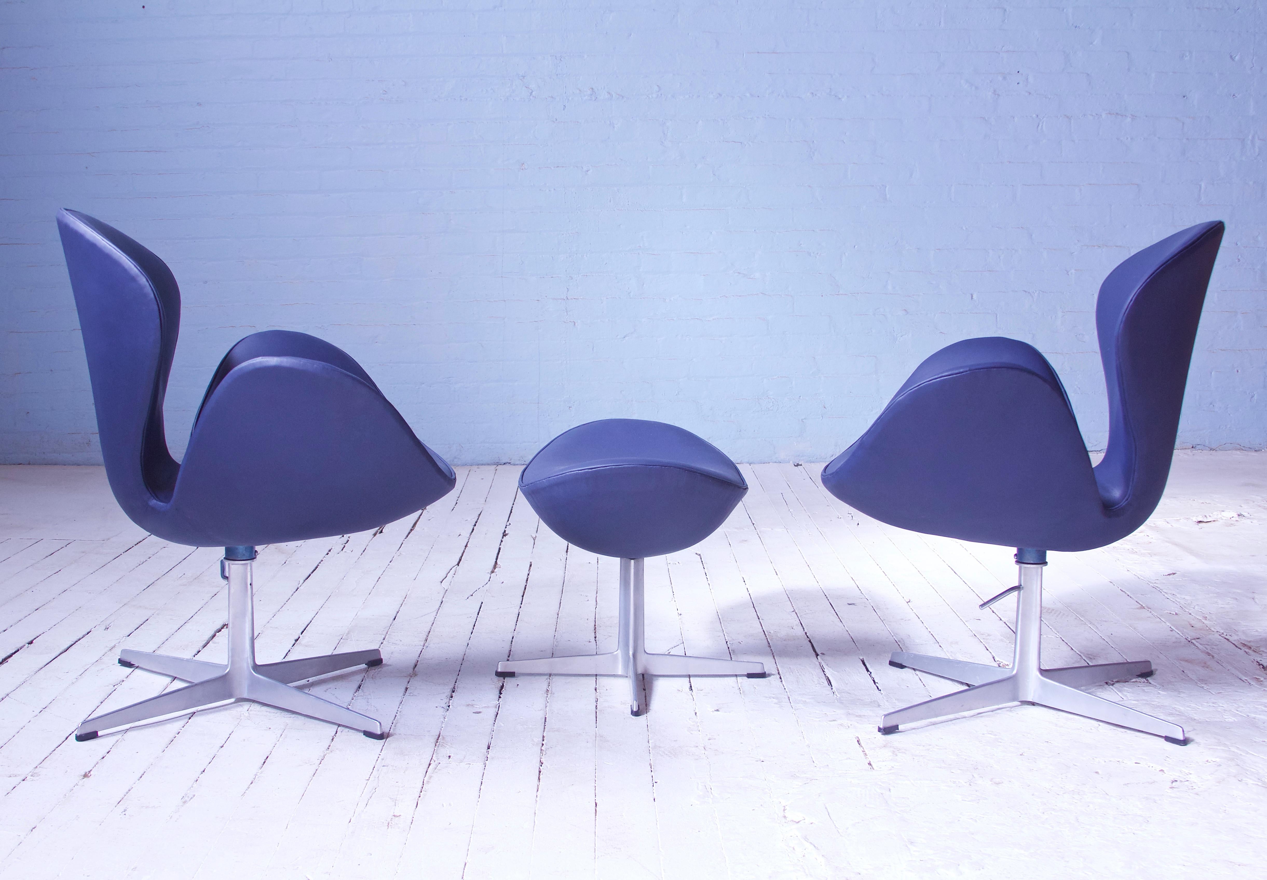 Vintage Swan Chair in Leather & Aluminum by Arne Jacobsen In Excellent Condition In Brooklyn, NY