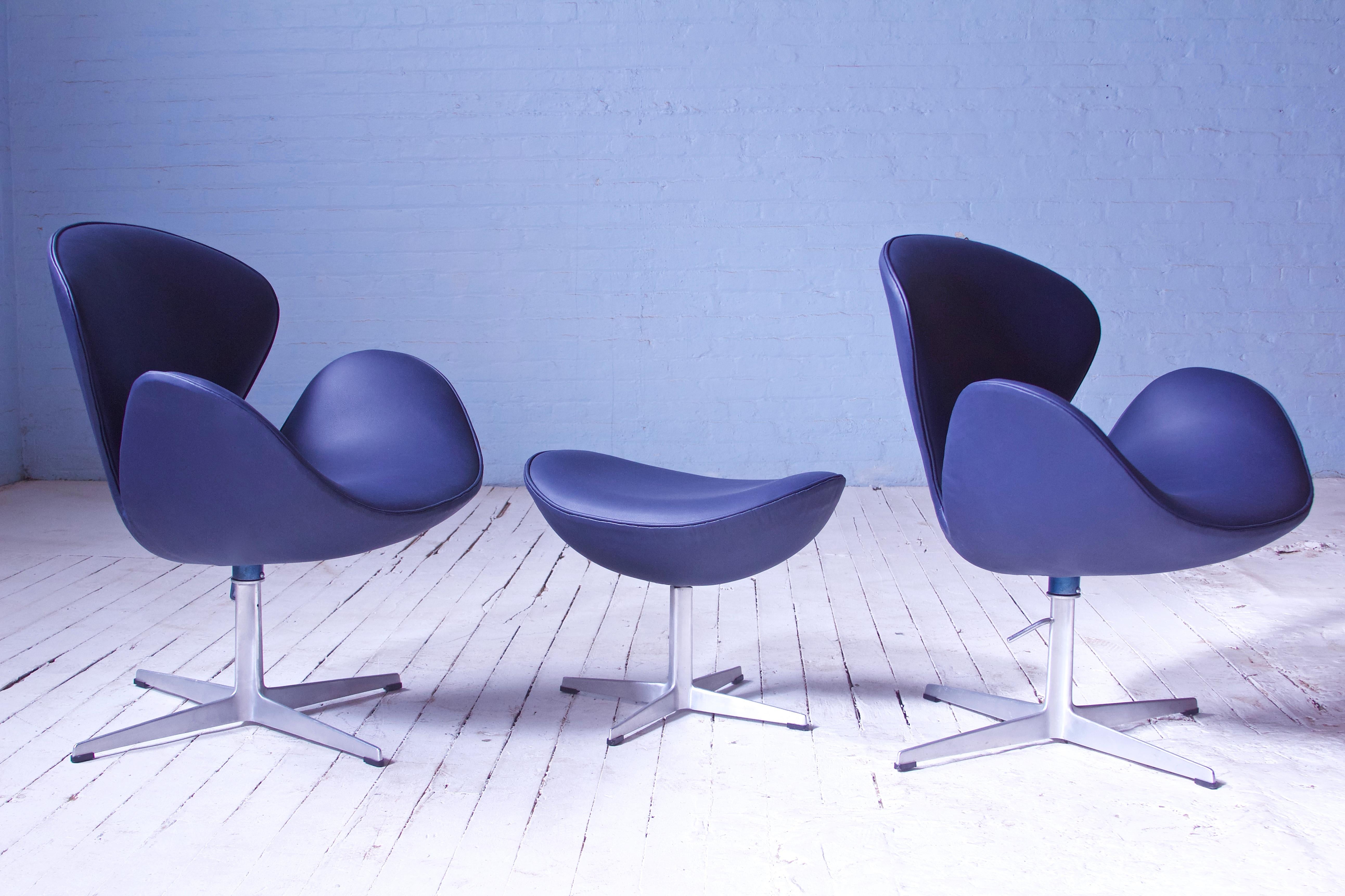 Late 20th Century Vintage Swan Chair in Leather & Aluminum by Arne Jacobsen