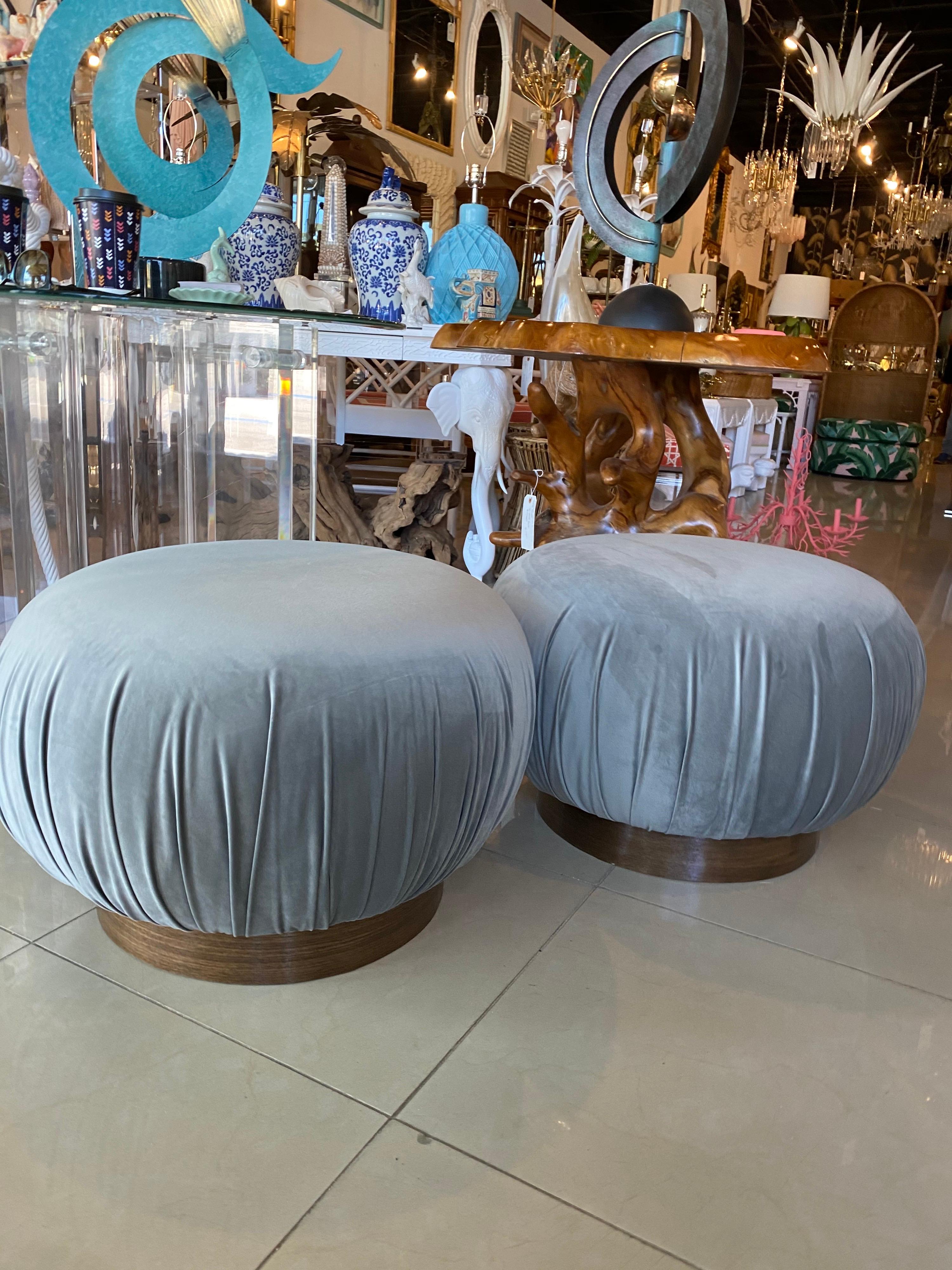 Pair of Swivel Pouffe Poufs Ottomans Benches Stools Grey Velvet Walnut Base In Good Condition In West Palm Beach, FL