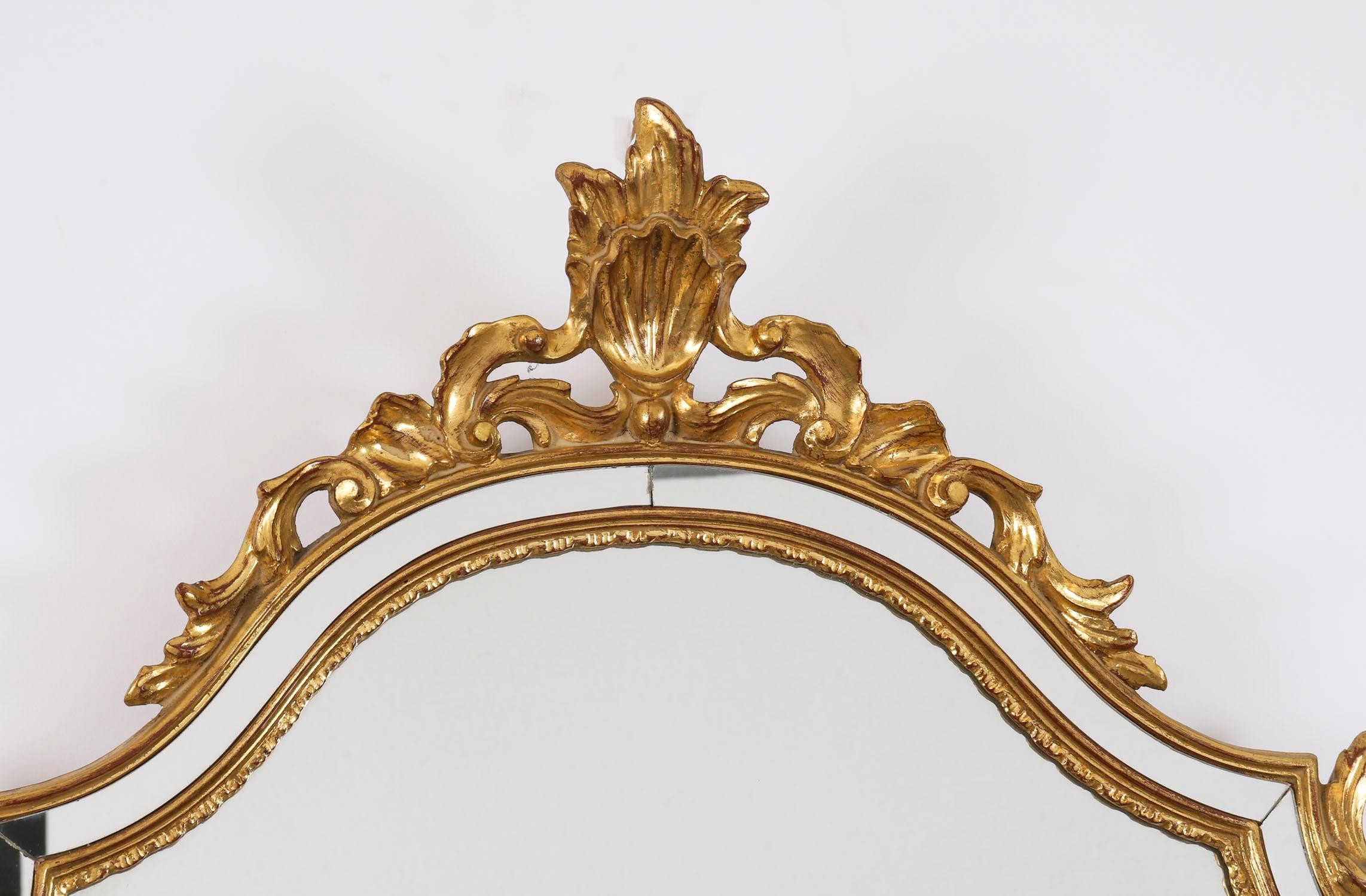 Pareja vintage de espejos simétricos de madera dorada 107x61cm Mediados del siglo XX en venta 4