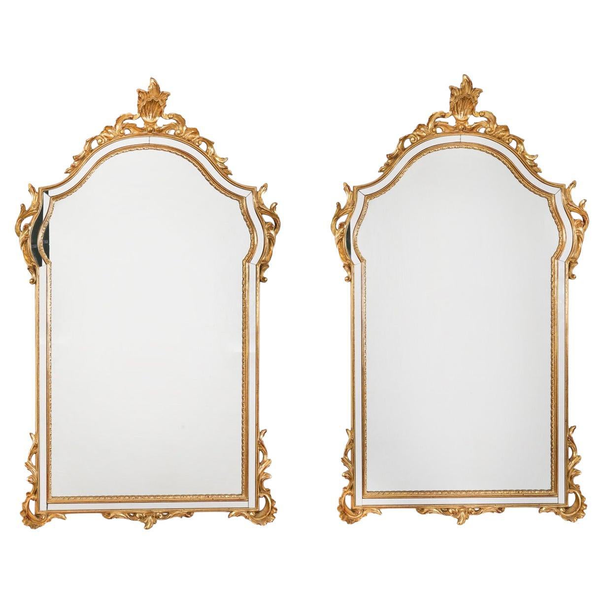 Pareja vintage de espejos simétricos de madera dorada 107x61cm Mediados del siglo XX en venta