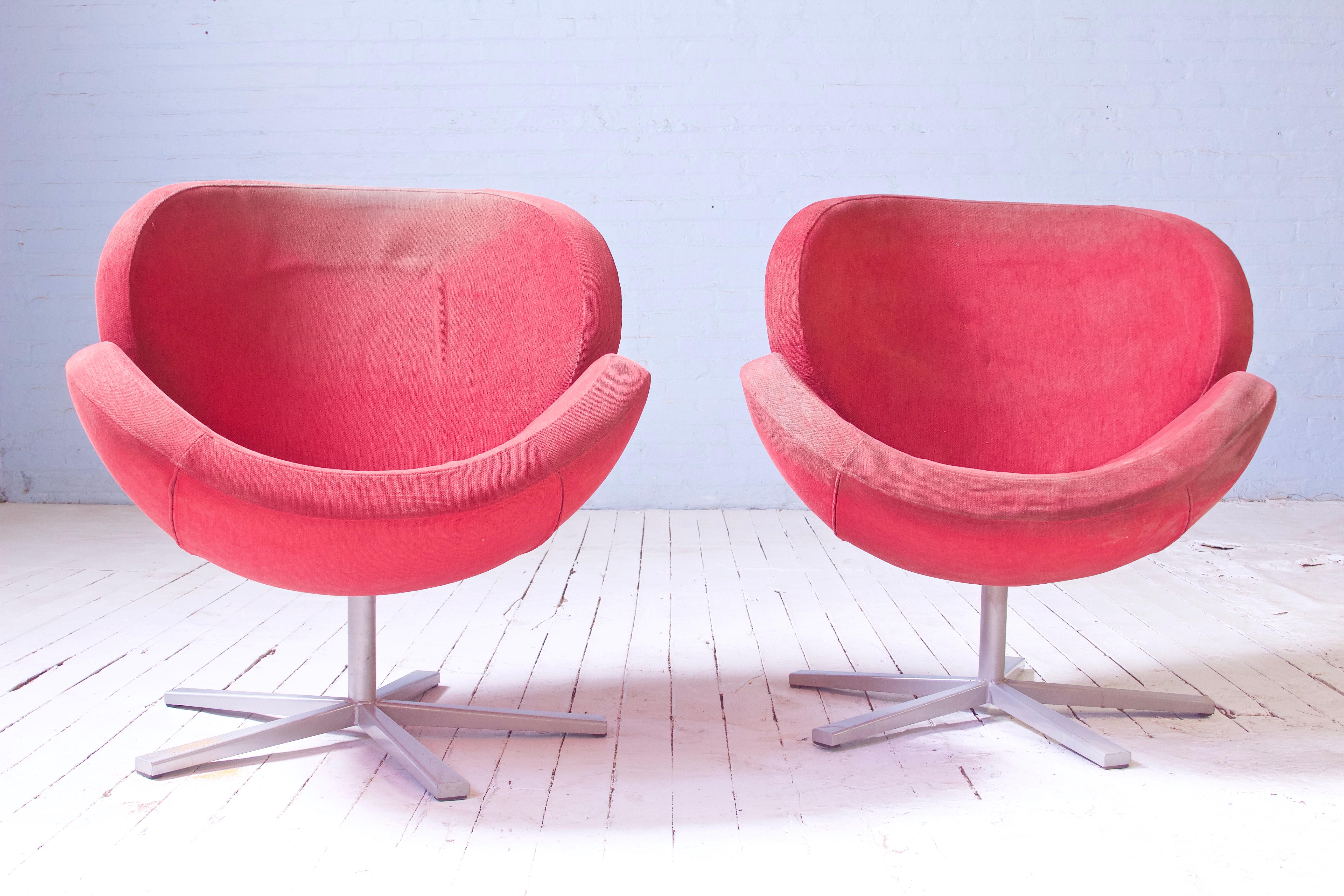 Vintage Pair Tulip Swivel Lounge Chairs in the Manner of Pierre Paulin  In Fair Condition In Brooklyn, NY