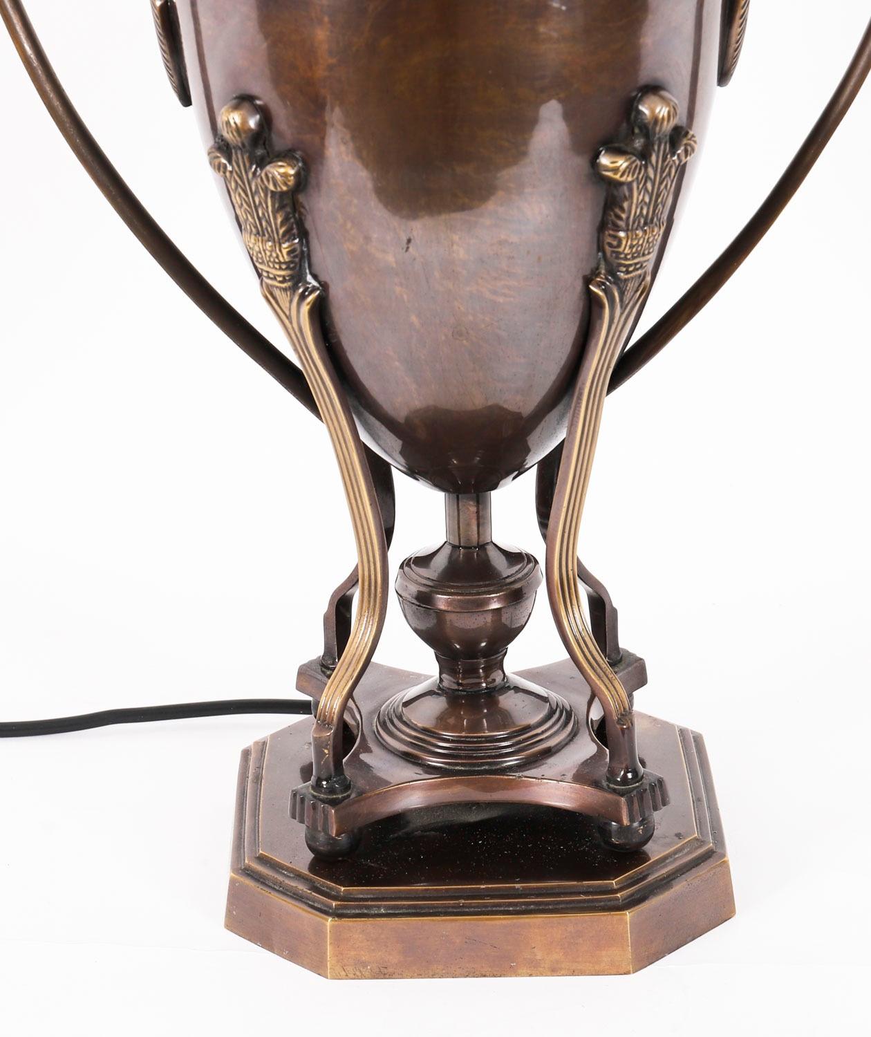 Vintage Pair Twin Handled Bronze Classical Urn Lamps 20th Century im Angebot 14