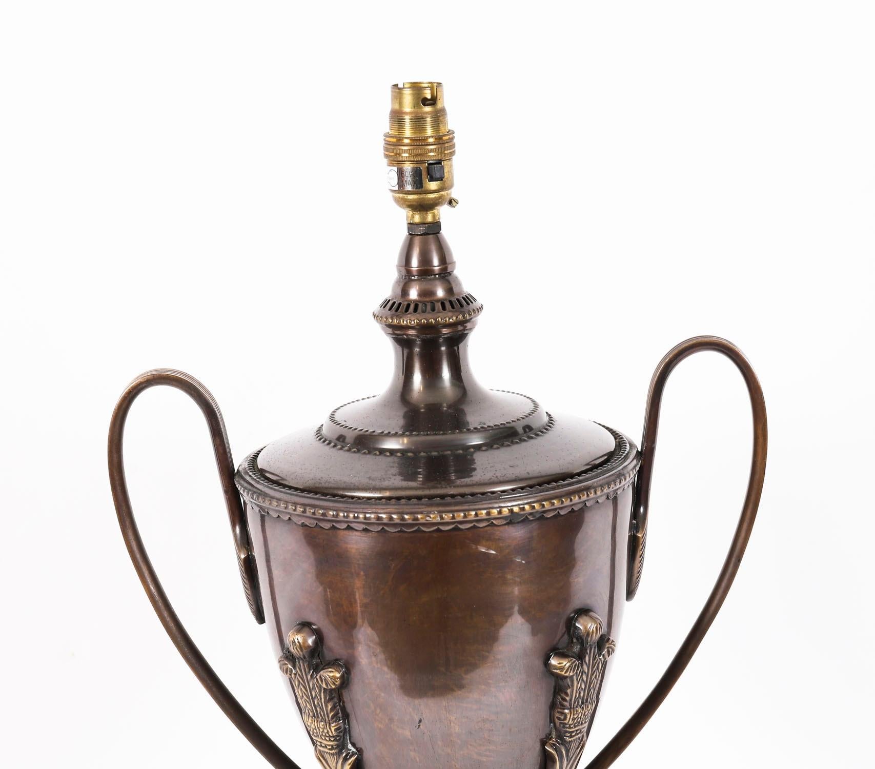 Vintage Pair Twin Handled Bronze Classical Urn Lamps 20th Century im Zustand „Gut“ im Angebot in London, GB