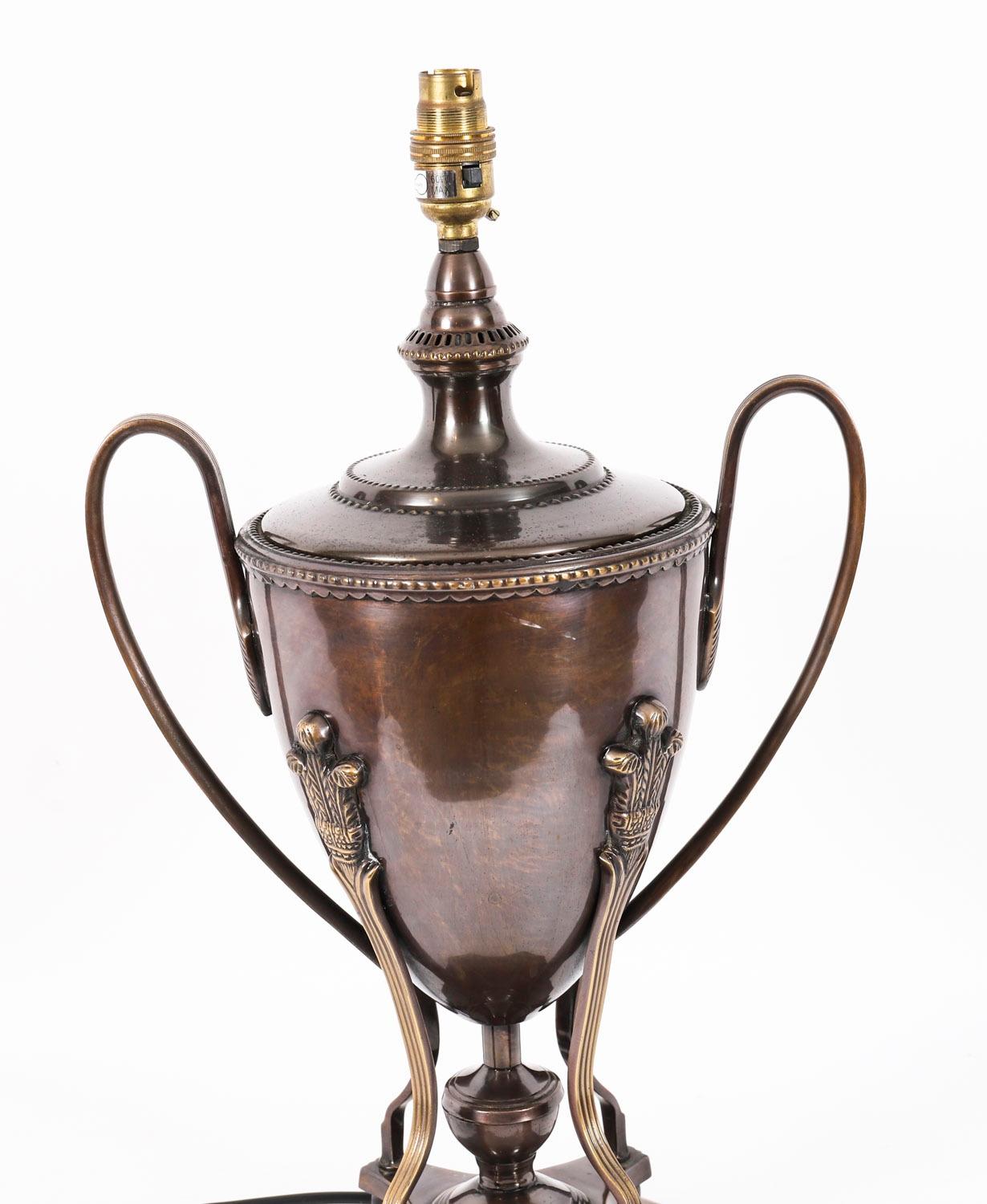 Vintage Pair Twin Handled Bronze Classical Urn Lamps 20th Century (20. Jahrhundert) im Angebot