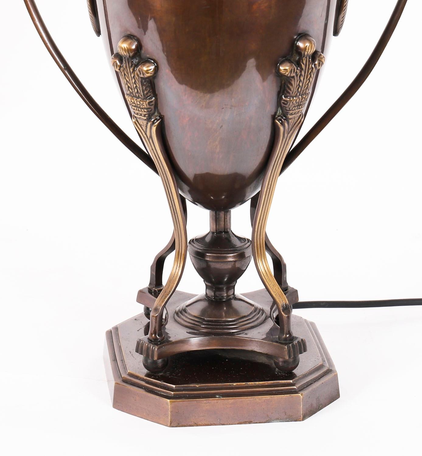 Vintage Pair Twin Handled Bronze Classical Urn Lamps 20th Century im Angebot 3