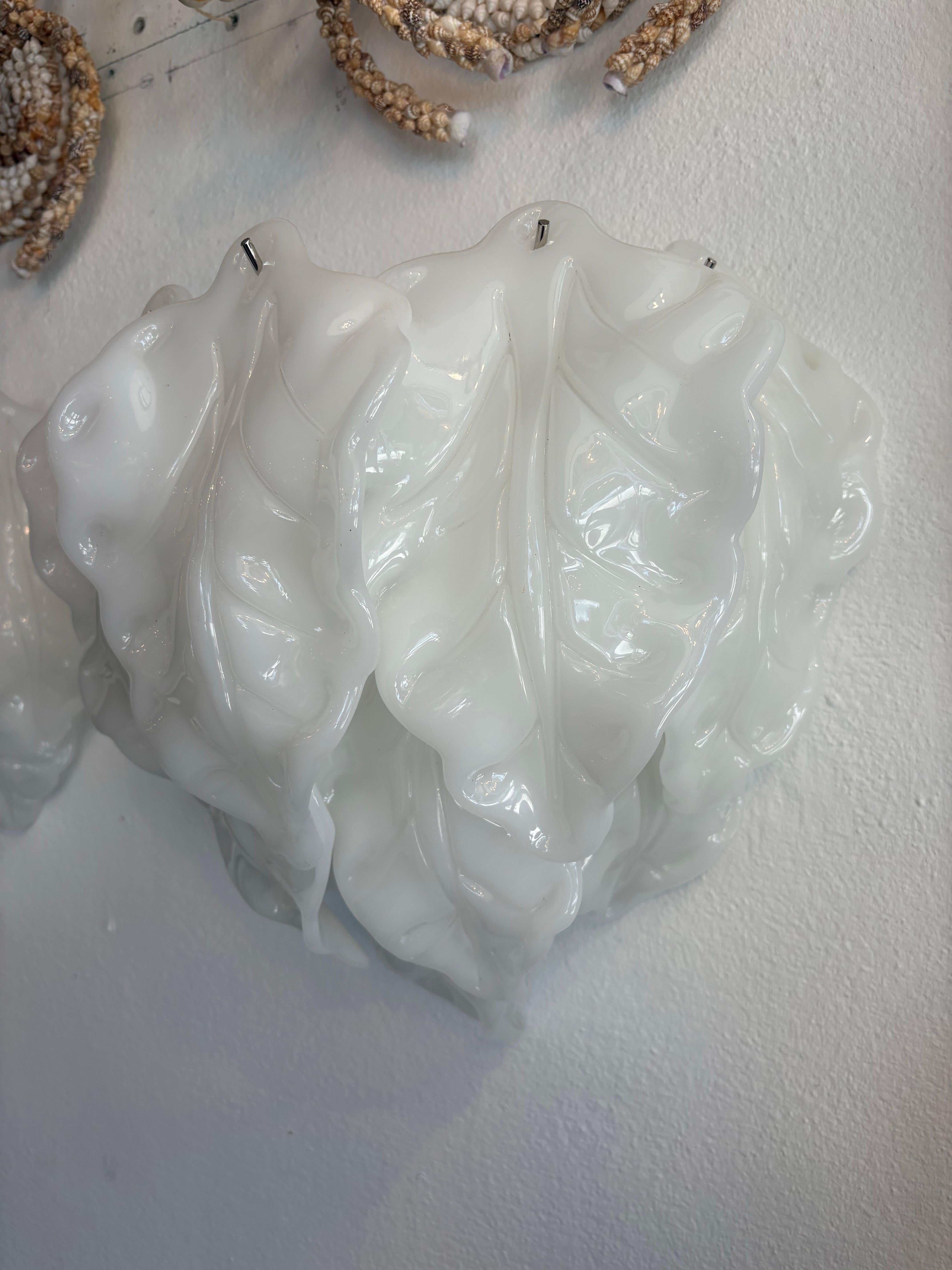 Paire d'appliques murales à feuilles en opaline blanche de Murano, nouvellement câblées en vente 3