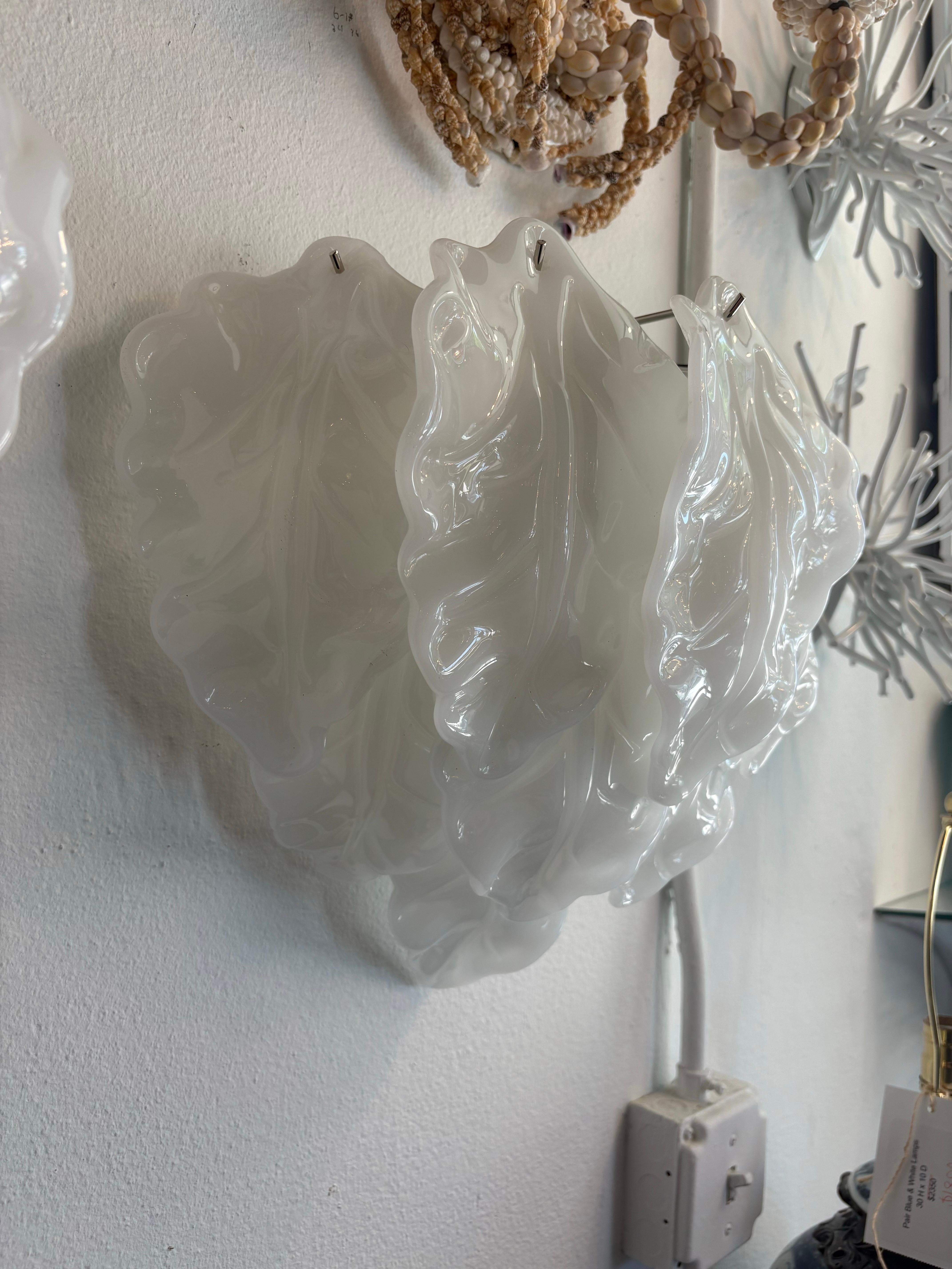Paire d'appliques murales à feuilles en opaline blanche de Murano, nouvellement câblées en vente 4