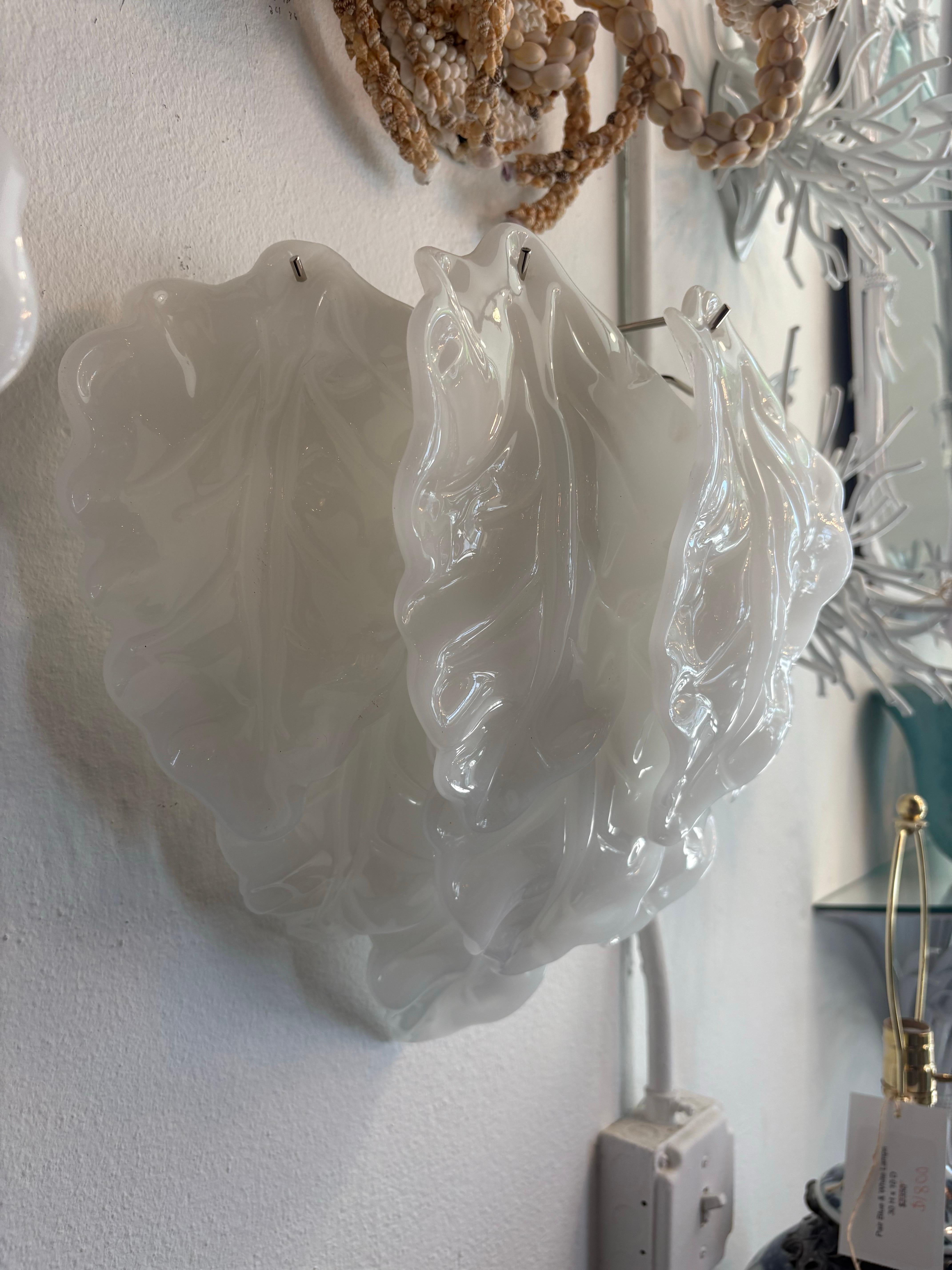 Paire d'appliques murales à feuilles en opaline blanche de Murano, nouvellement câblées en vente 5