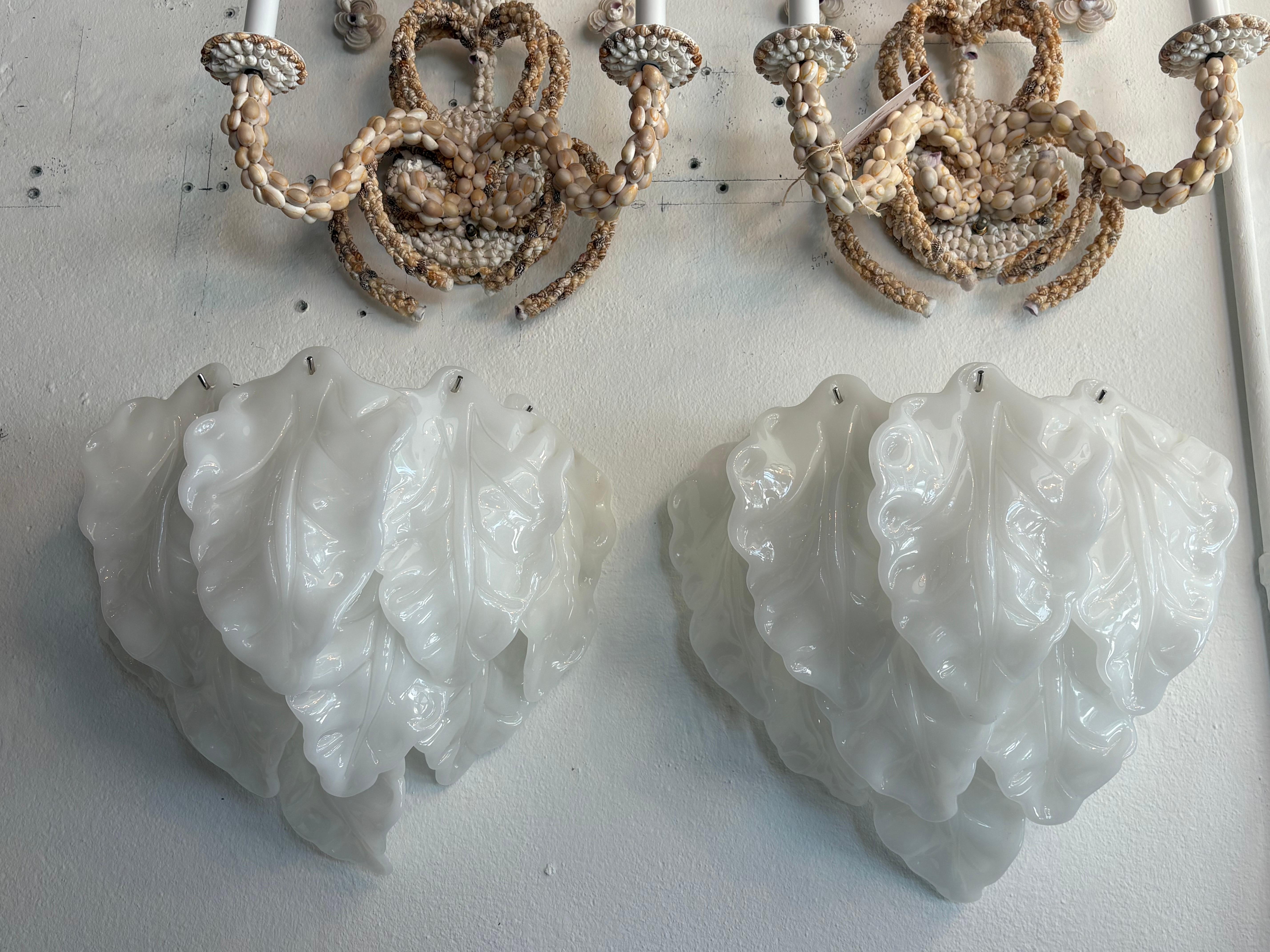 Paire d'appliques murales à feuilles en opaline blanche de Murano, nouvellement câblées en vente 6