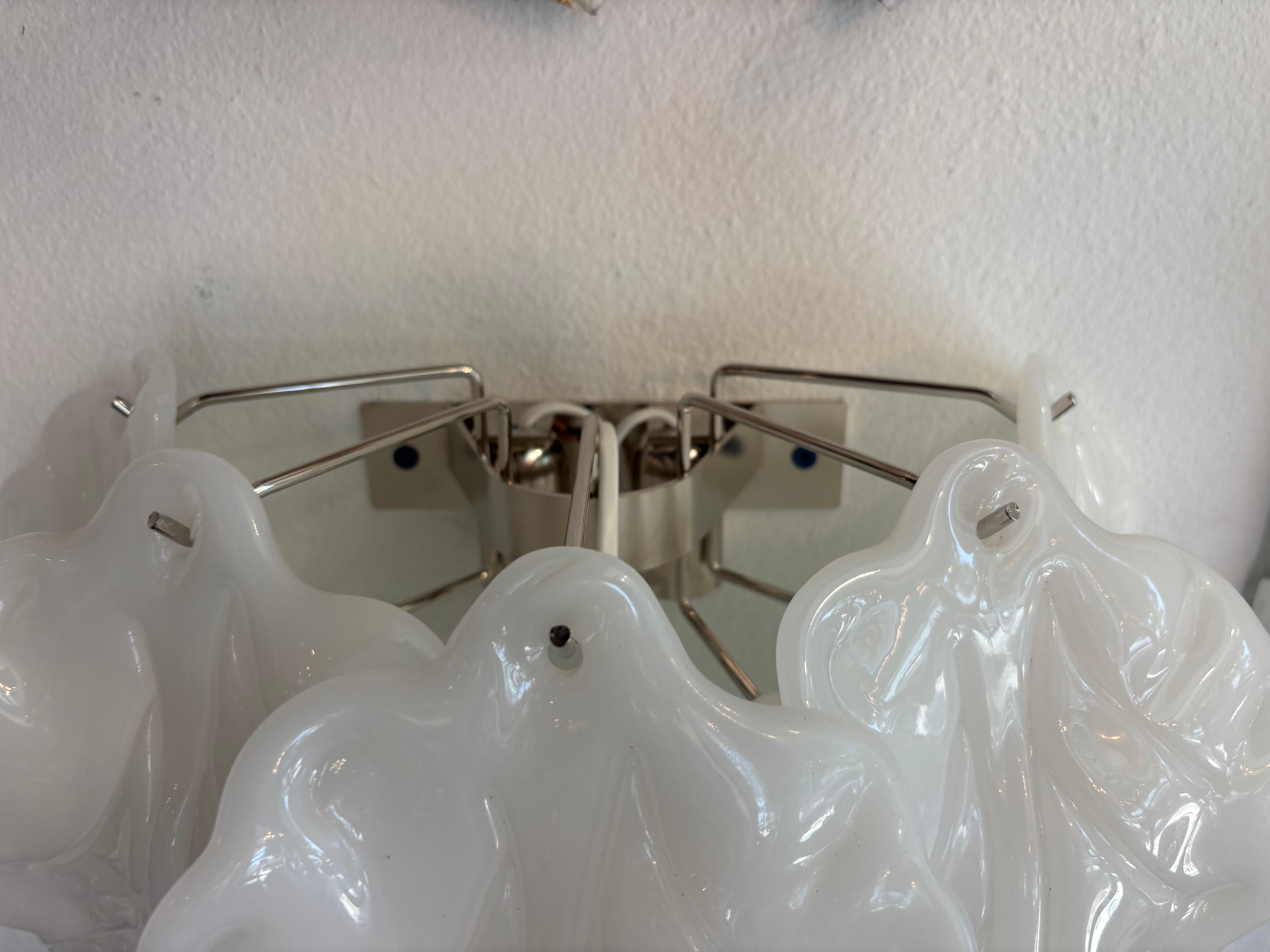 Paire d'appliques murales à feuilles en opaline blanche de Murano, nouvellement câblées en vente 7