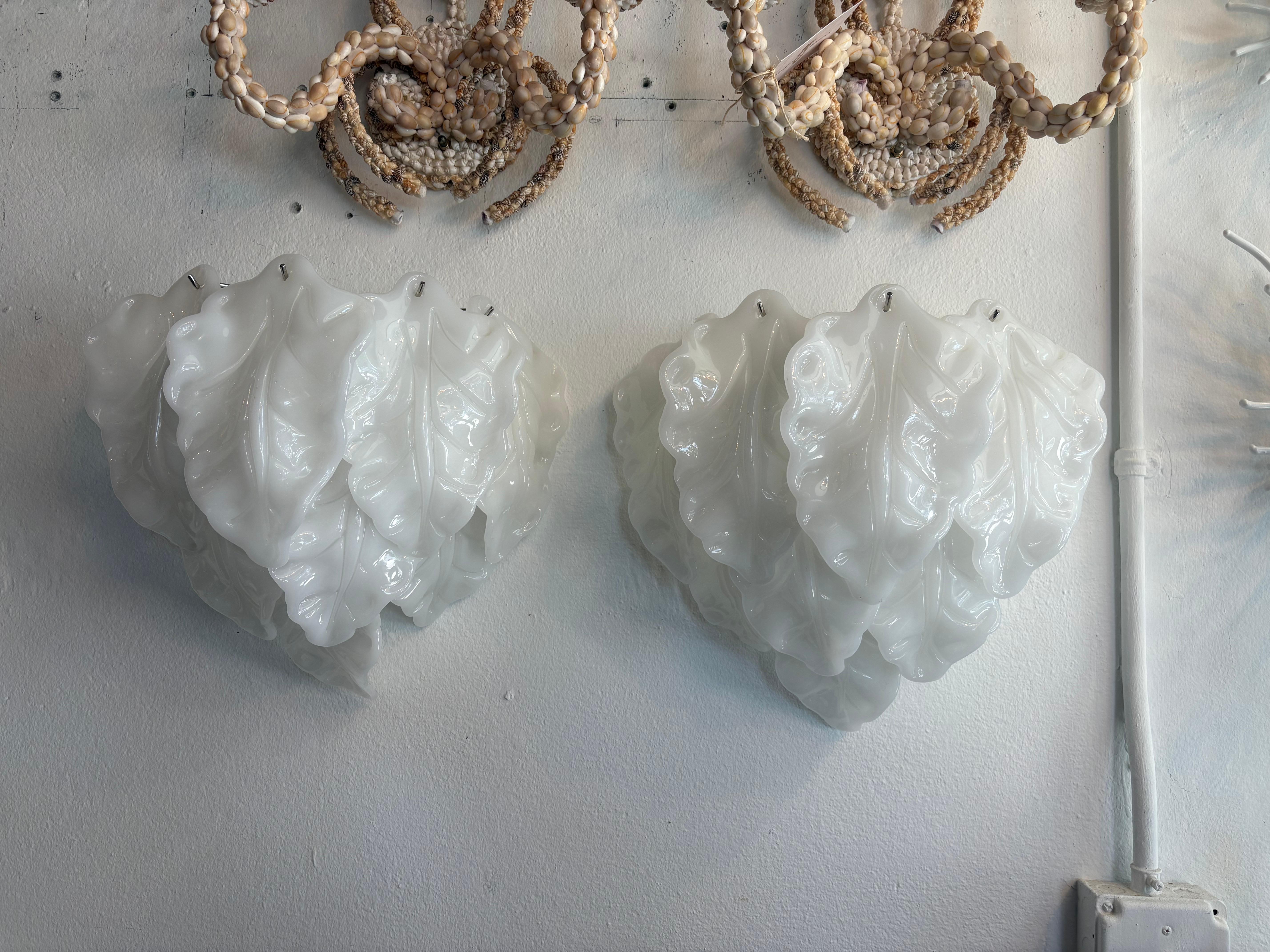 Paire d'appliques murales à feuilles en opaline blanche de Murano, nouvellement câblées en vente 8