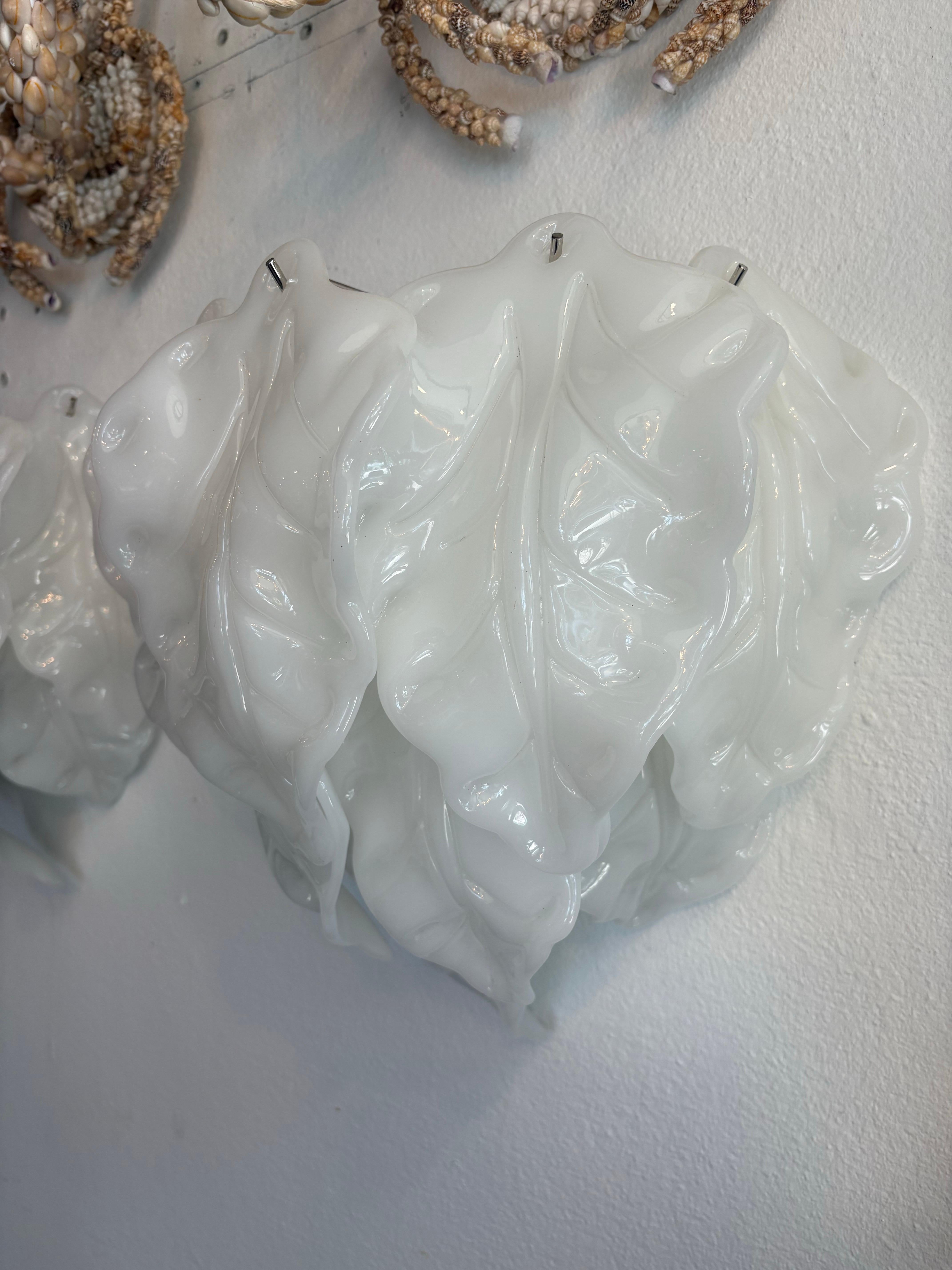 Paire d'appliques murales à feuilles en opaline blanche de Murano, nouvellement câblées en vente 9
