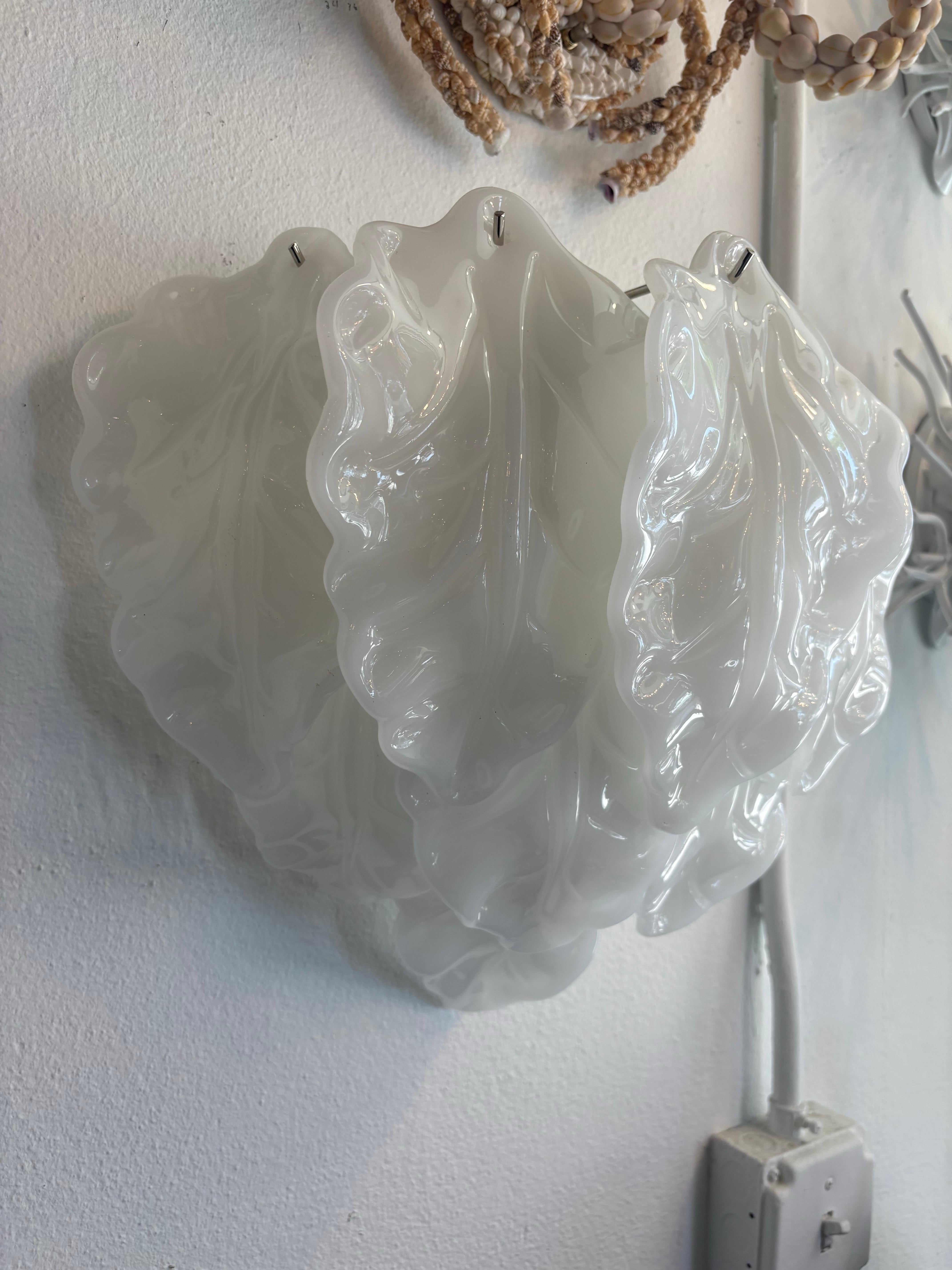 Paire d'appliques murales à feuilles en opaline blanche de Murano, nouvellement câblées en vente 10