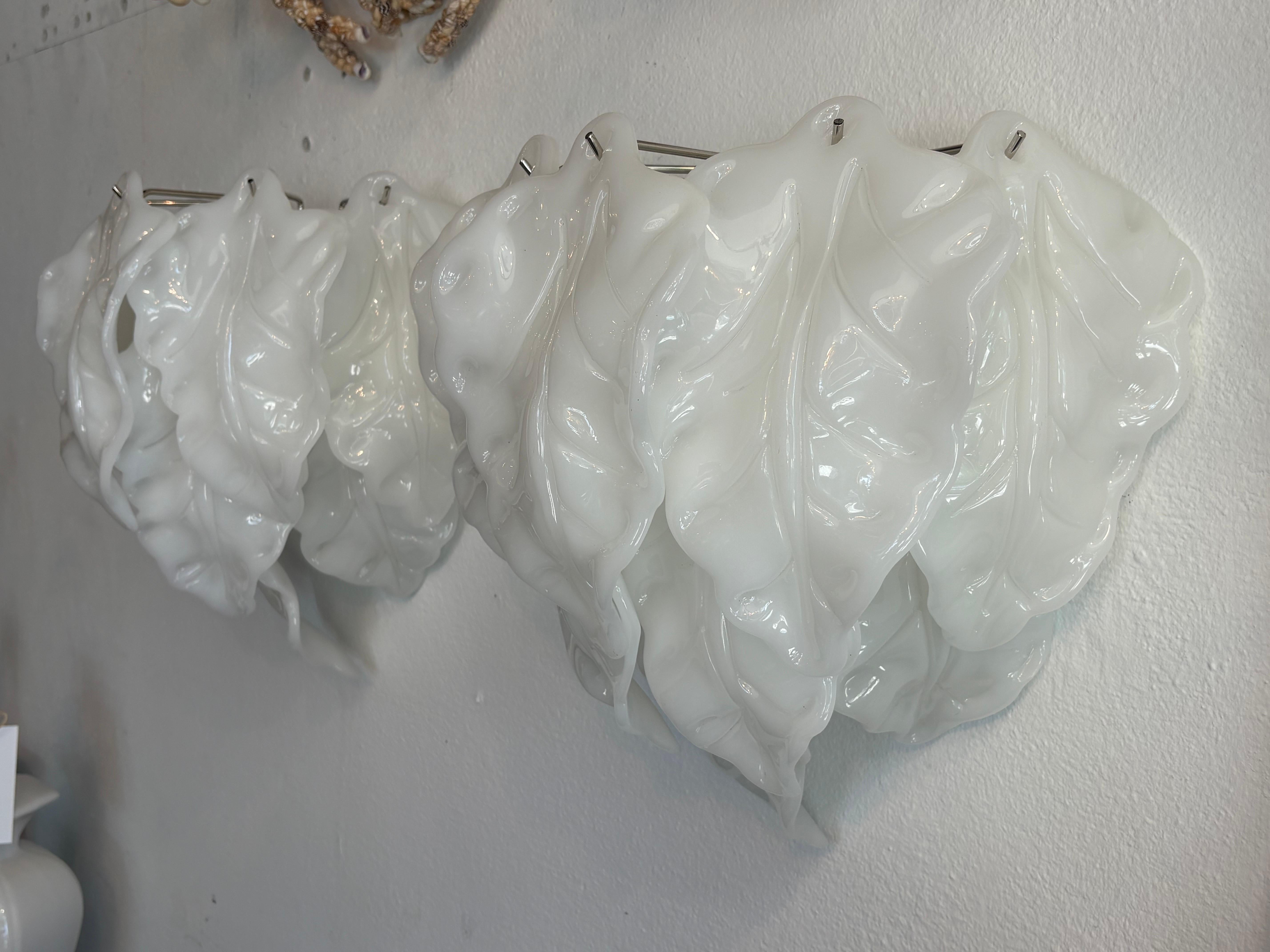 Paire d'appliques murales à feuilles en opaline blanche de Murano, nouvellement câblées en vente 11