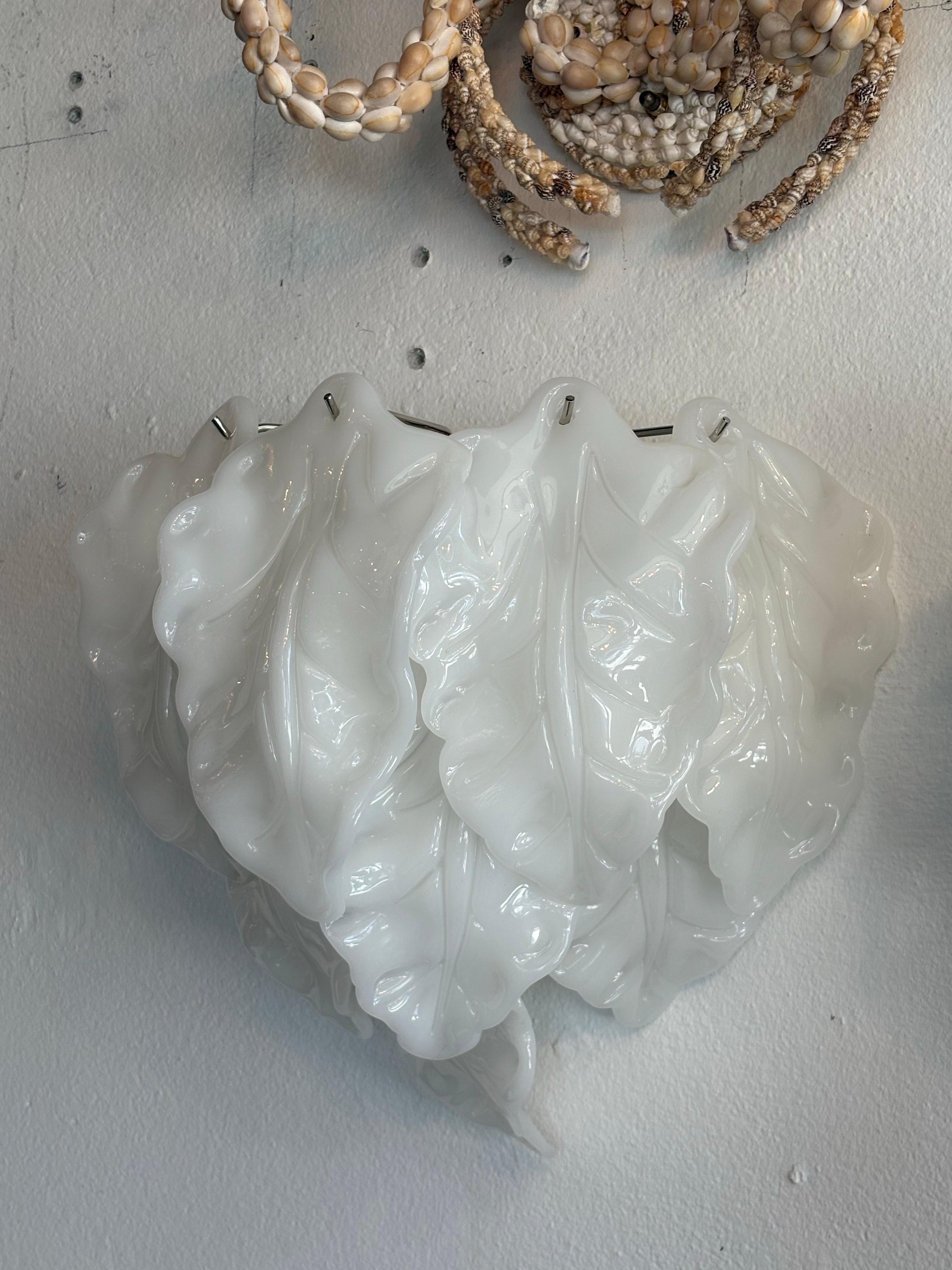 Vintage By, paire d'appliques murales en verre Murano Mazzega. Feuilles blanches opalines. Pas d'ébréchures ni de cassures. Câblage récemment effectué. Dimensions : 14 H x 13 L x 6 P. 