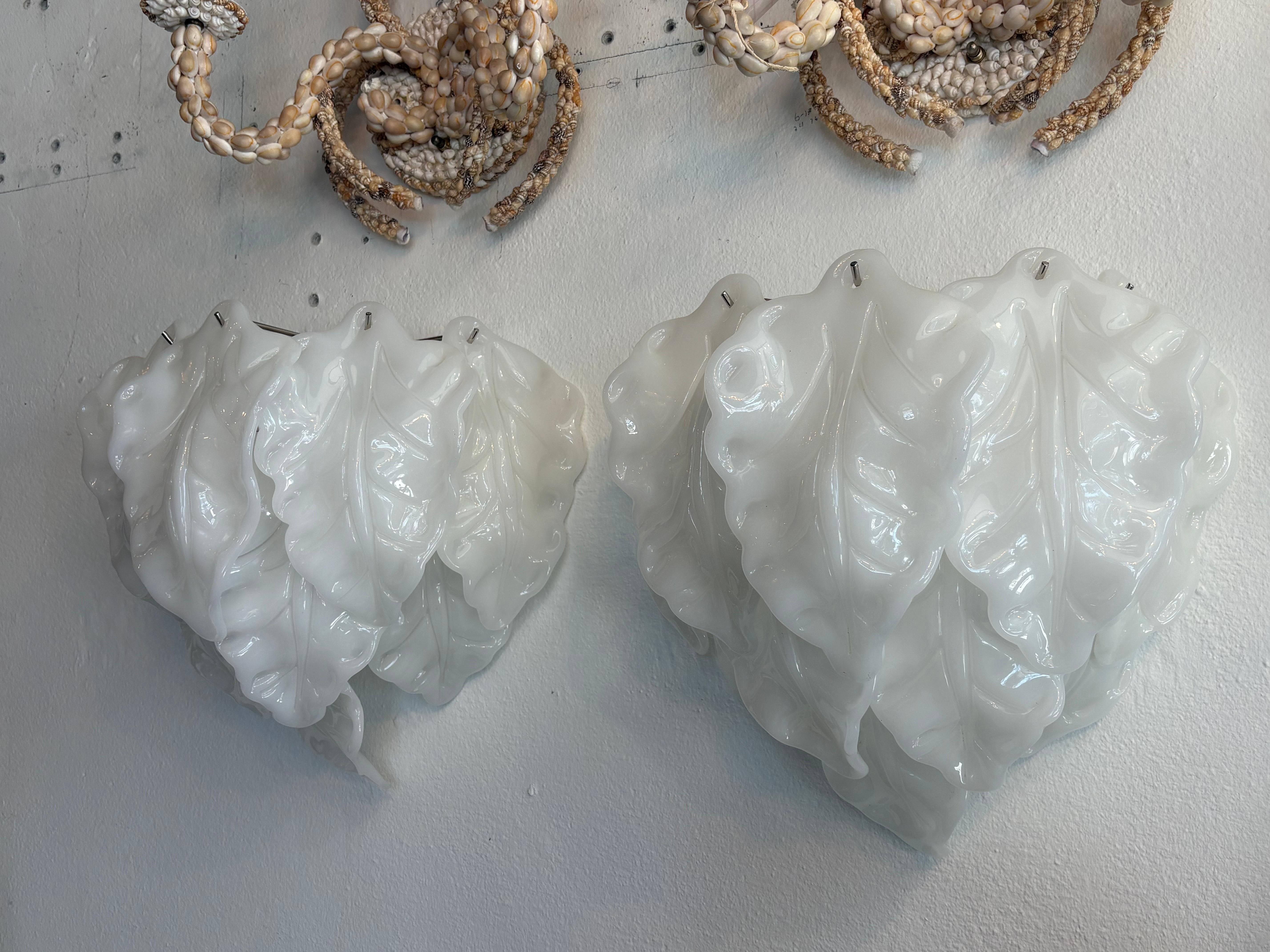 Hollywood Regency Paire d'appliques murales à feuilles en opaline blanche de Murano, nouvellement câblées en vente