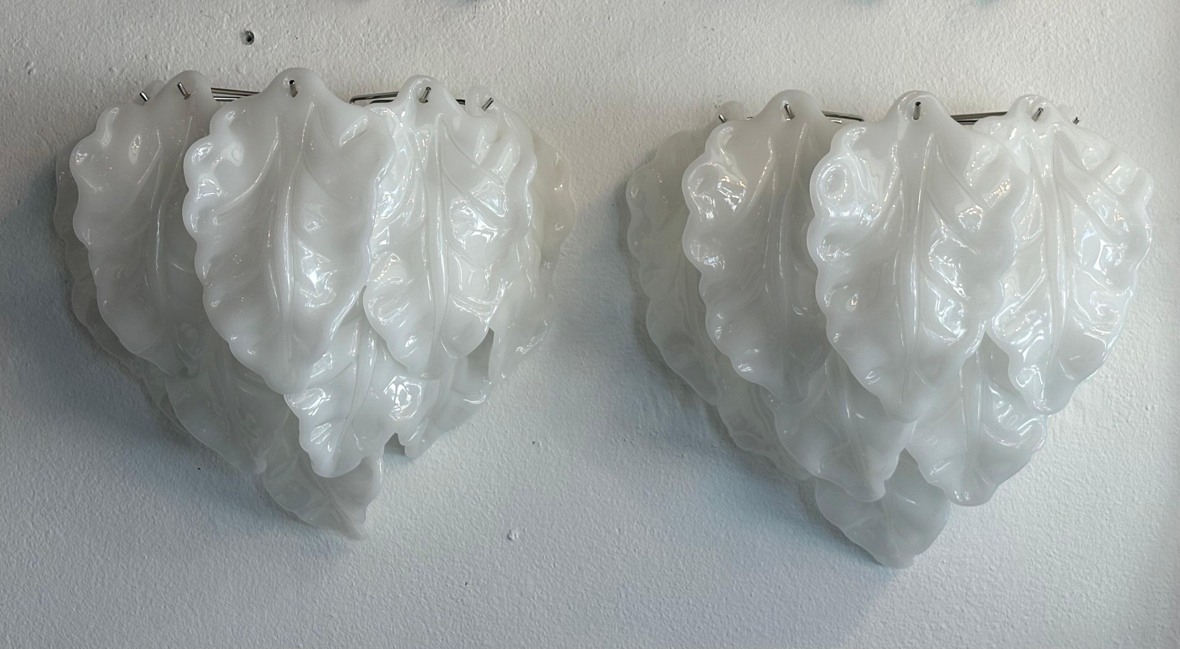 italien Paire d'appliques murales à feuilles en opaline blanche de Murano, nouvellement câblées en vente