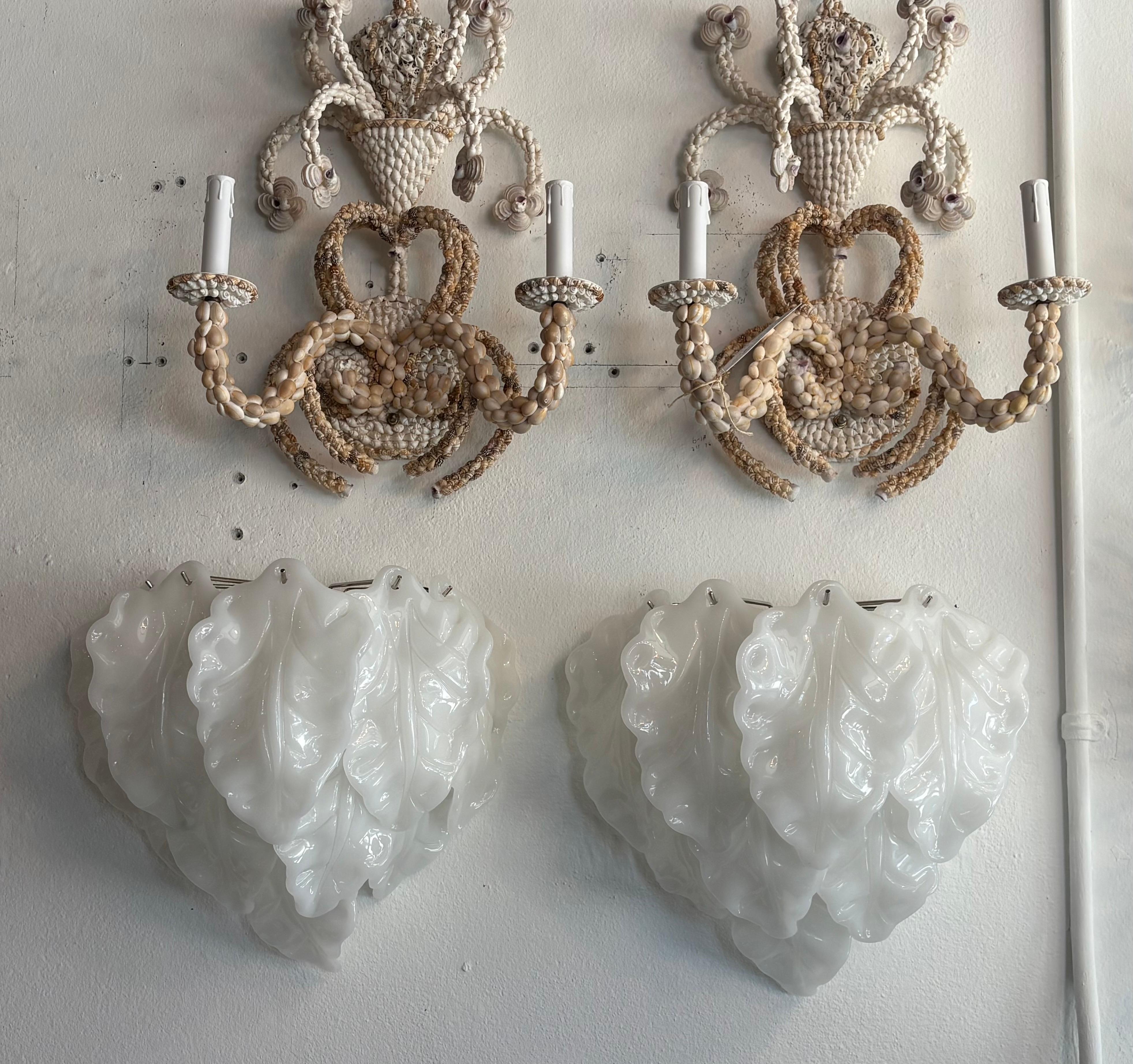 Paire d'appliques murales à feuilles en opaline blanche de Murano, nouvellement câblées Bon état - En vente à West Palm Beach, FL