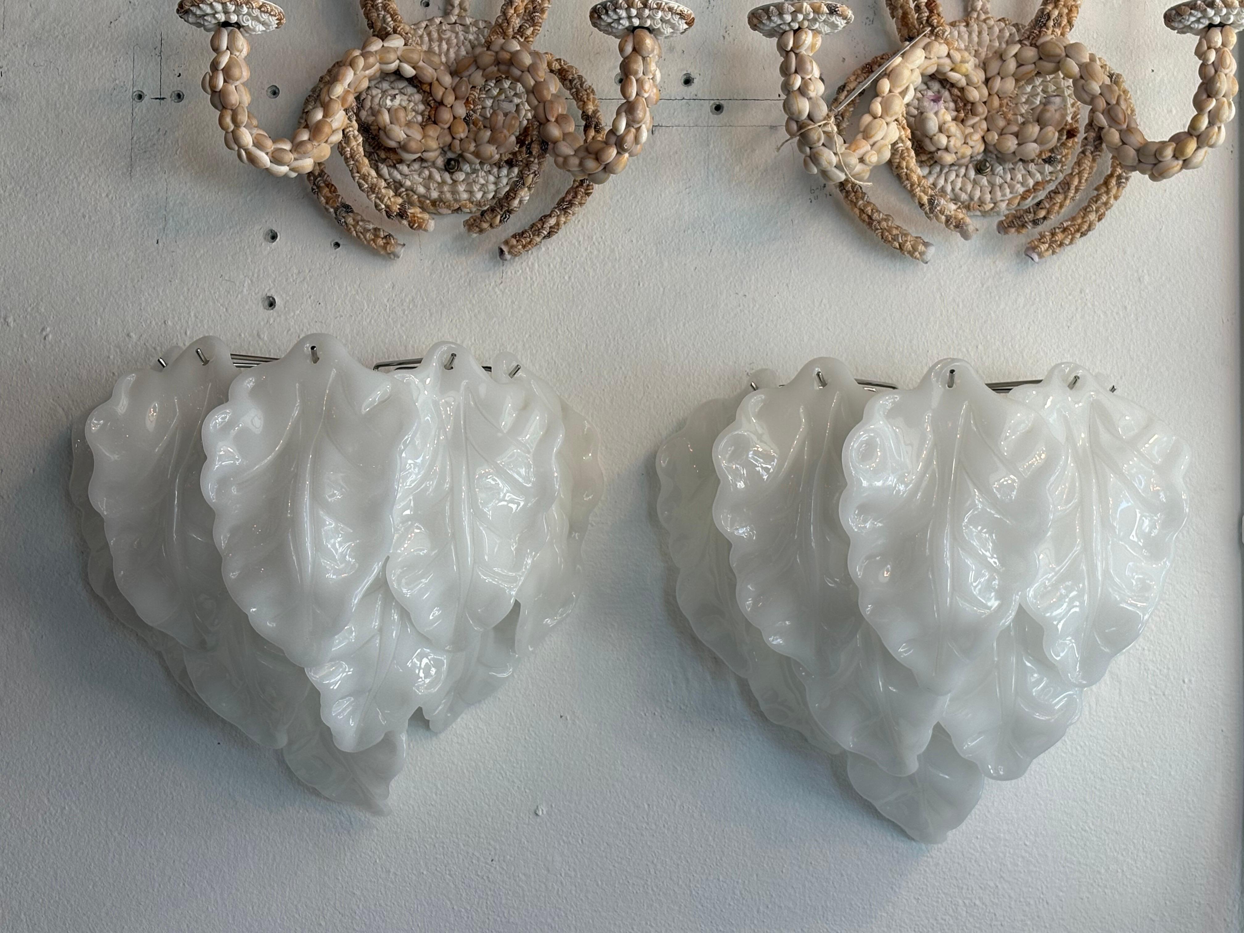 Milieu du XXe siècle Paire d'appliques murales à feuilles en opaline blanche de Murano, nouvellement câblées en vente