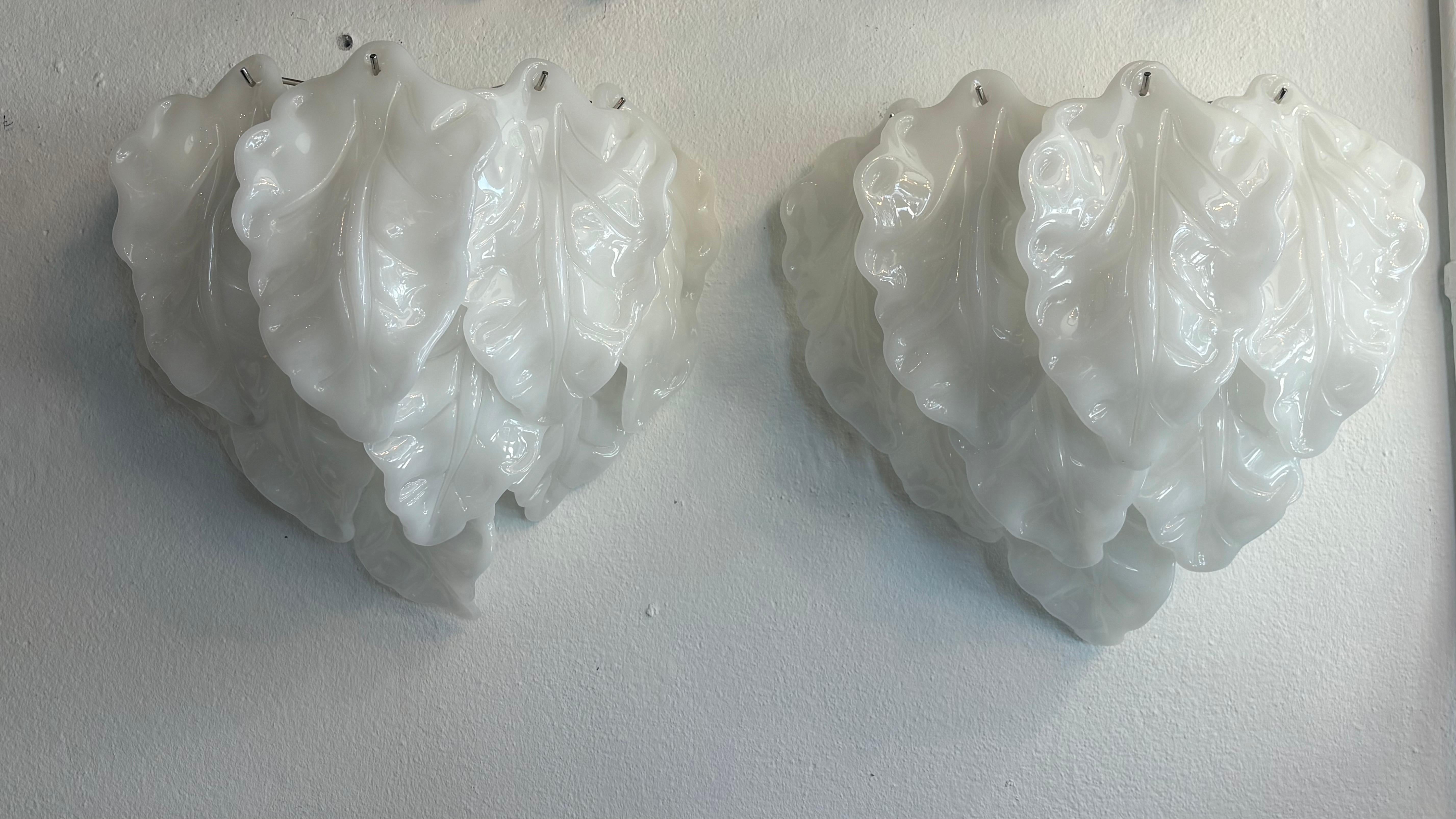 Verre de Murano Paire d'appliques murales à feuilles en opaline blanche de Murano, nouvellement câblées en vente