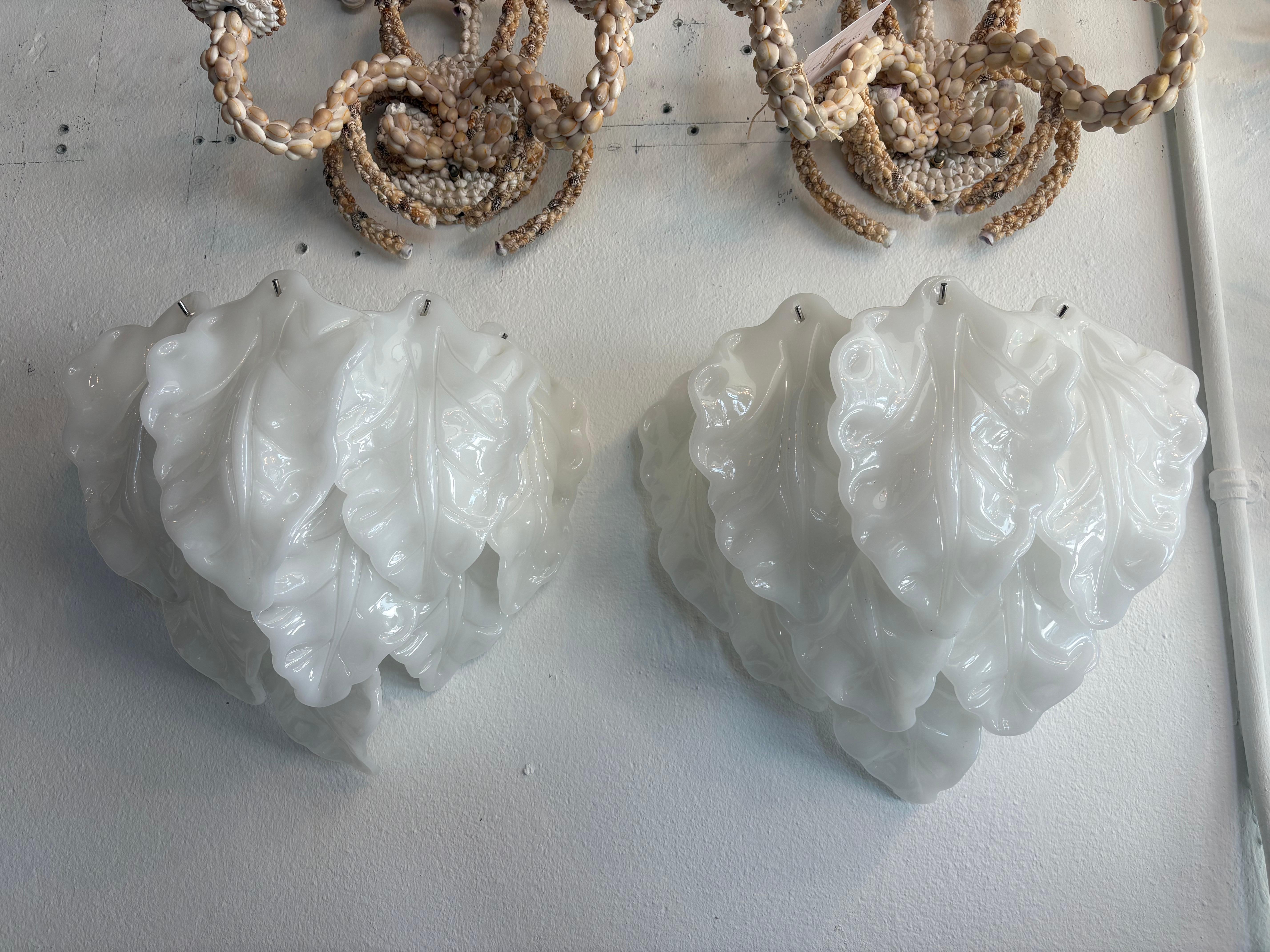 Paire d'appliques murales à feuilles en opaline blanche de Murano, nouvellement câblées en vente 1