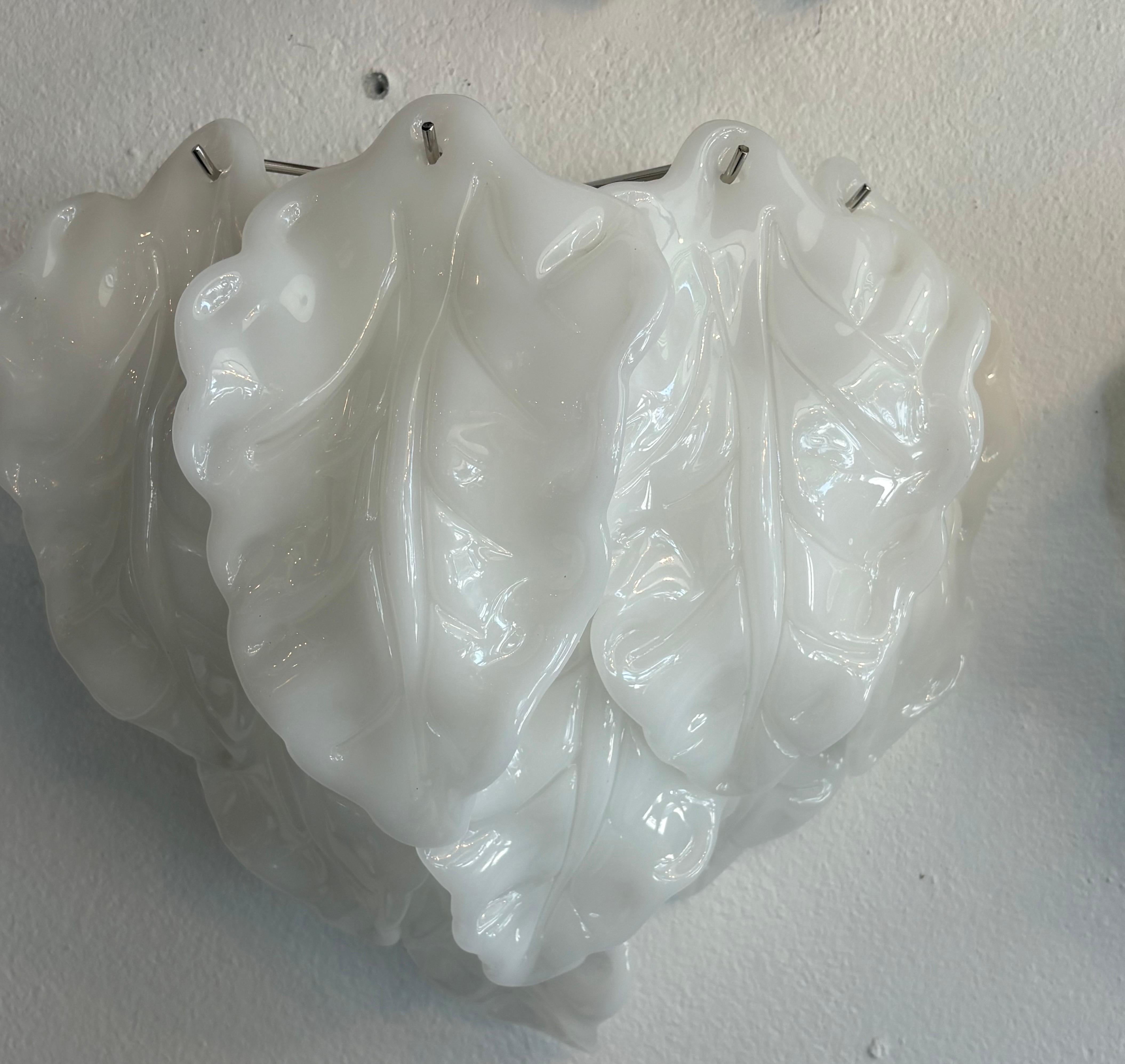 Paire d'appliques murales à feuilles en opaline blanche de Murano, nouvellement câblées en vente 2