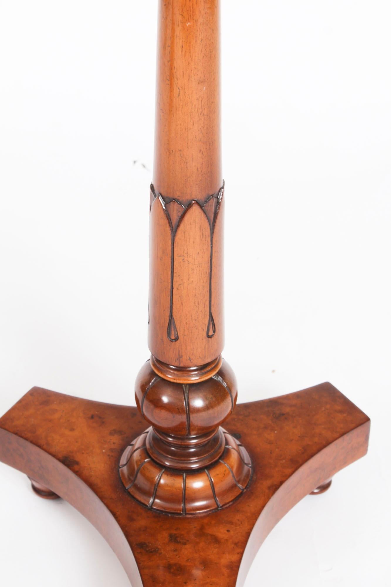 Inglese Coppia vintage William IV Revival Tavoli occasionali in radica di noce XX secolo