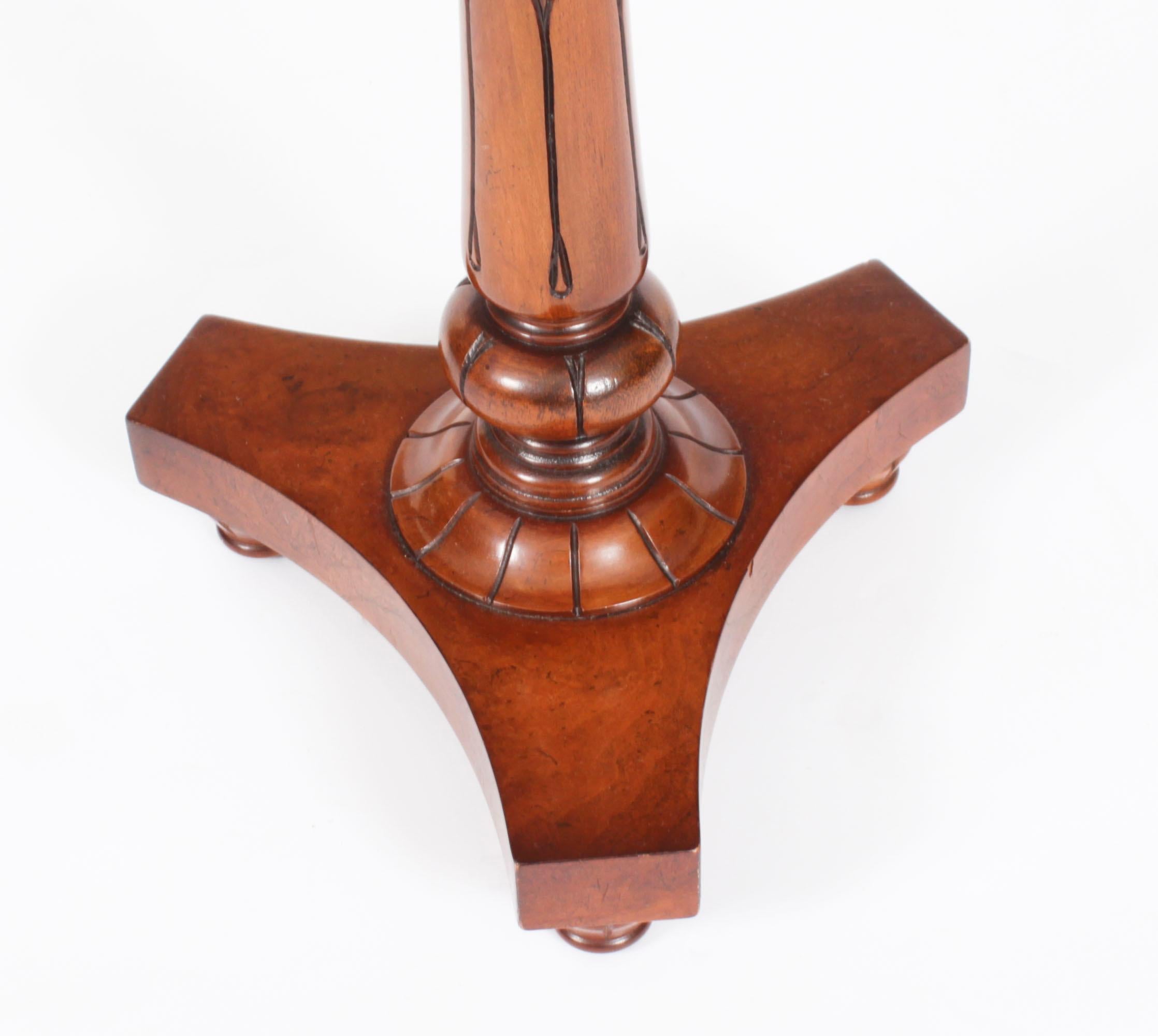 Fine XX secolo Coppia vintage William IV Revival Tavoli occasionali in radica di noce XX secolo