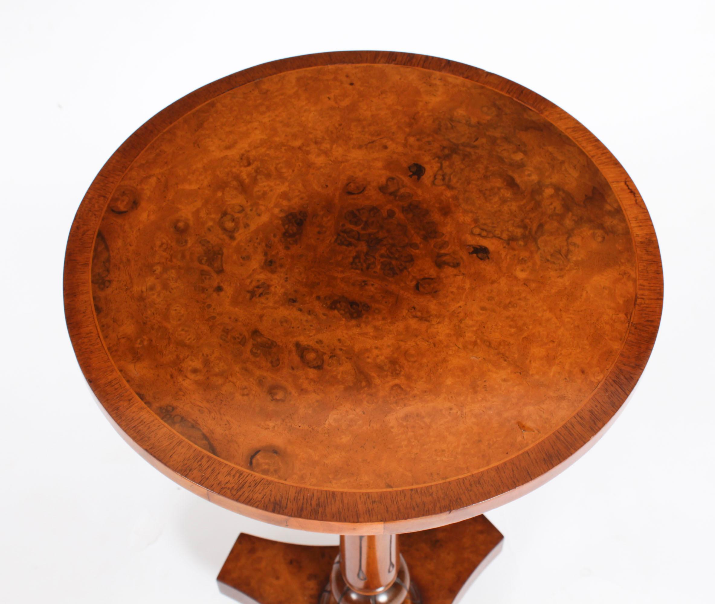 Noce Coppia vintage William IV Revival Tavoli occasionali in radica di noce XX secolo