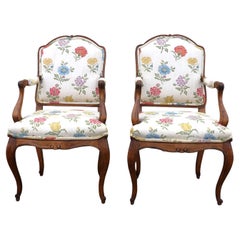 Paire de fauteuils vintage de style Louis XV provincial français