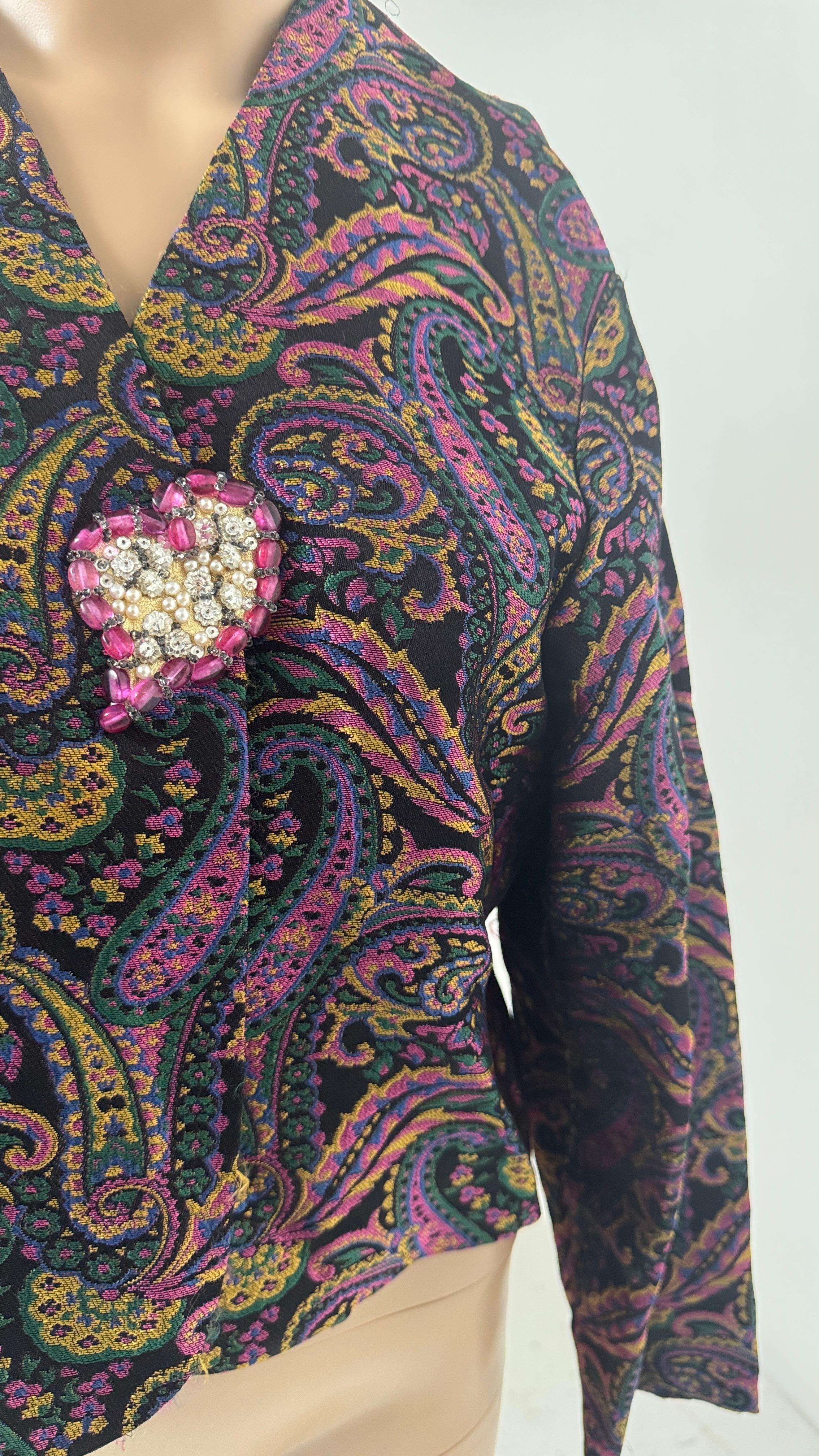 Vintage Paisley Jacquard Jacket with Heart-Shaped Jewel Detail In Good Condition For Sale In Milano, IT