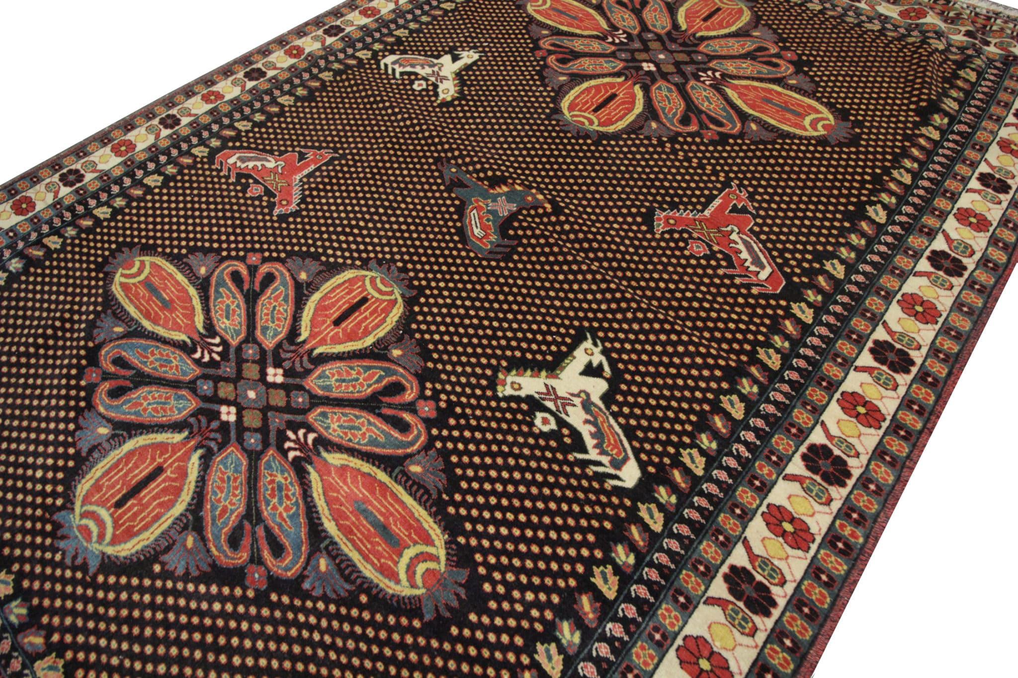 Erleben Sie das reiche Erbe und die zeitlose Schönheit unseres Paisley-Teppichs im Vintage-Stil, ein Zeugnis fachmännischer Handwerkskunst. Dieses exquisite Stück aus den 1960er Jahren wurde von erfahrenen Kunsthandwerkern mit größter Sorgfalt von