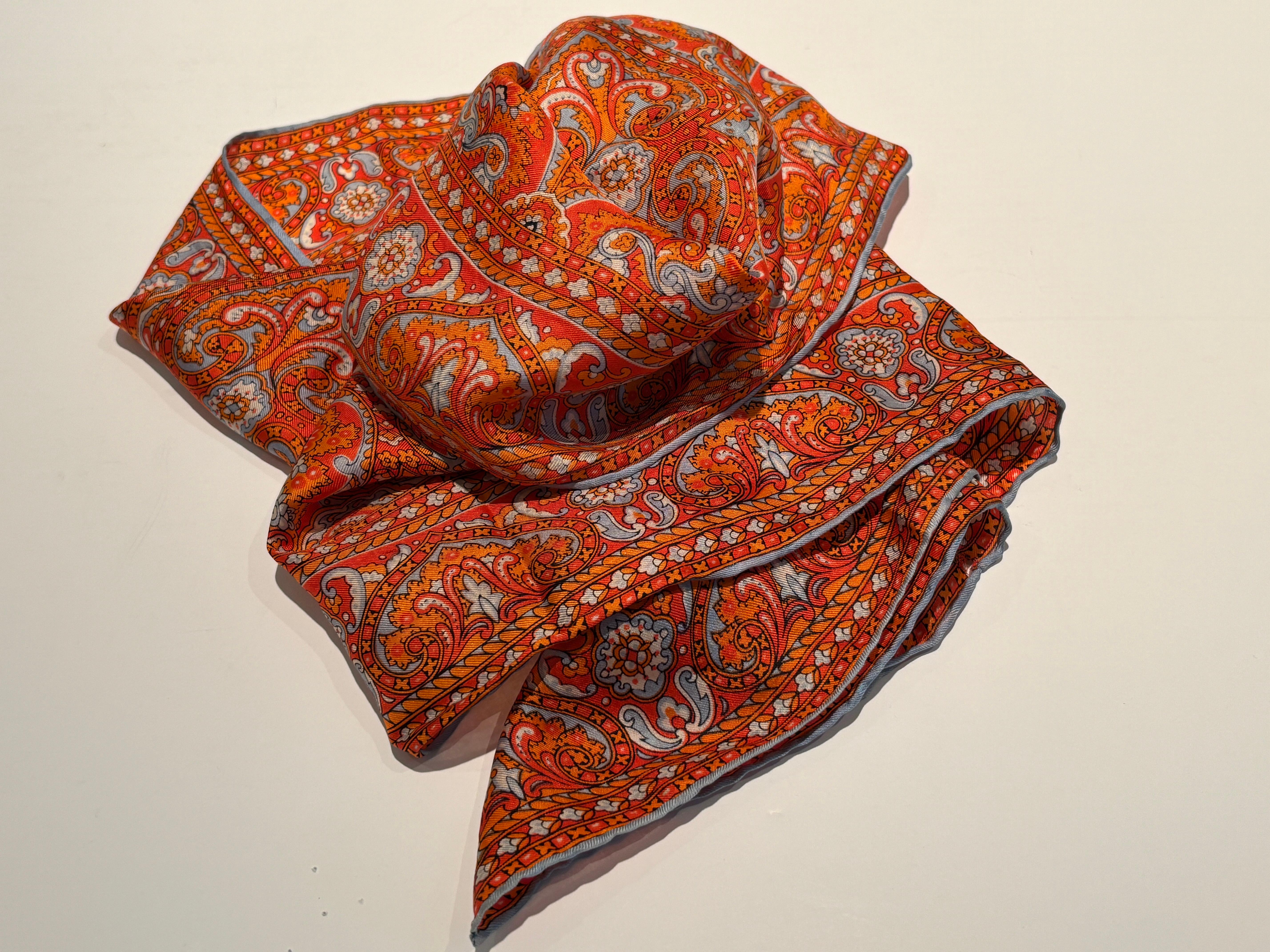 Pañuelo oblongo vintage de seda con estampado de cachemira en tonos naranjas en venta 5