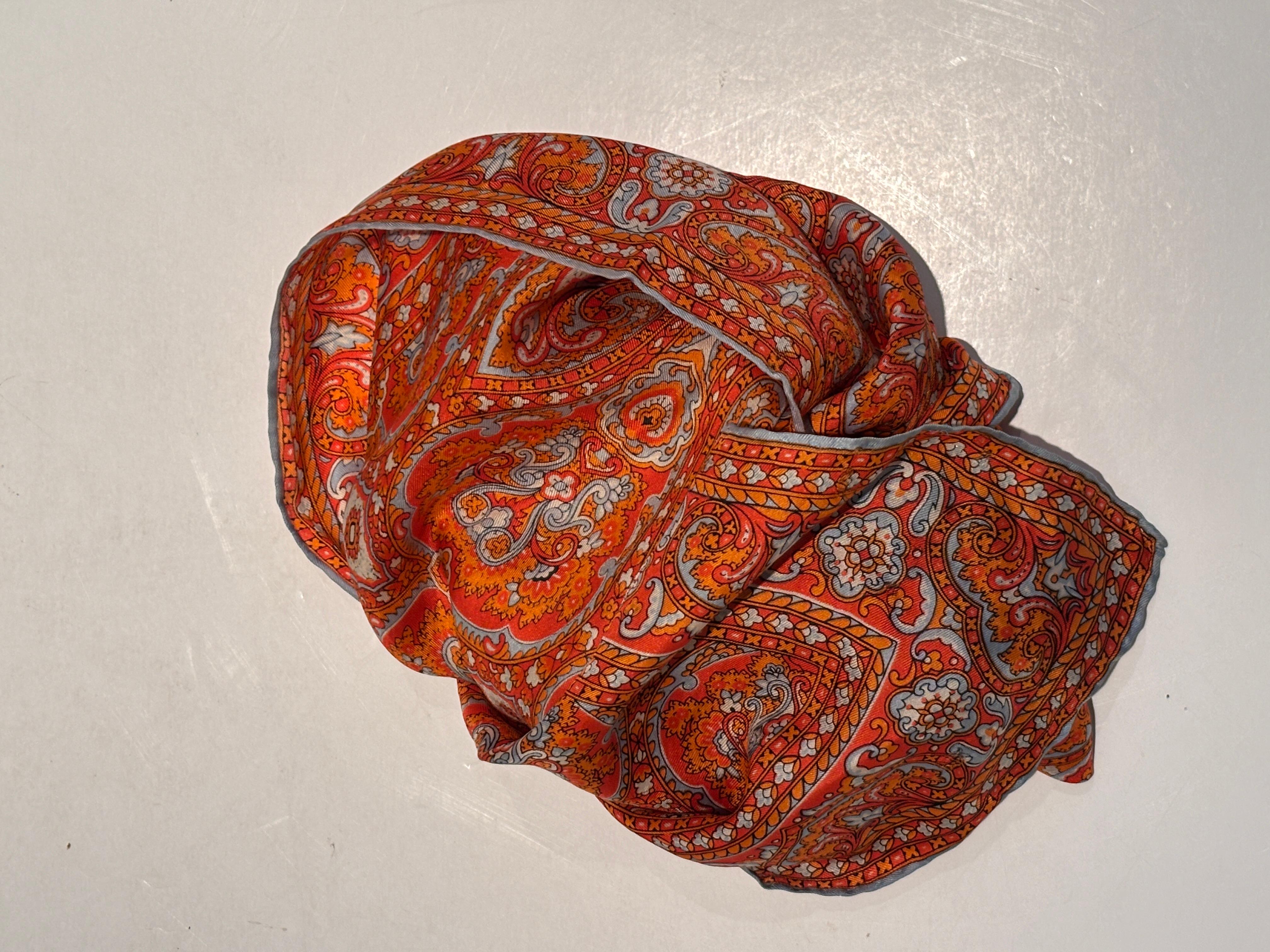Pañuelo oblongo vintage de seda con estampado de cachemira en tonos naranjas en venta 6
