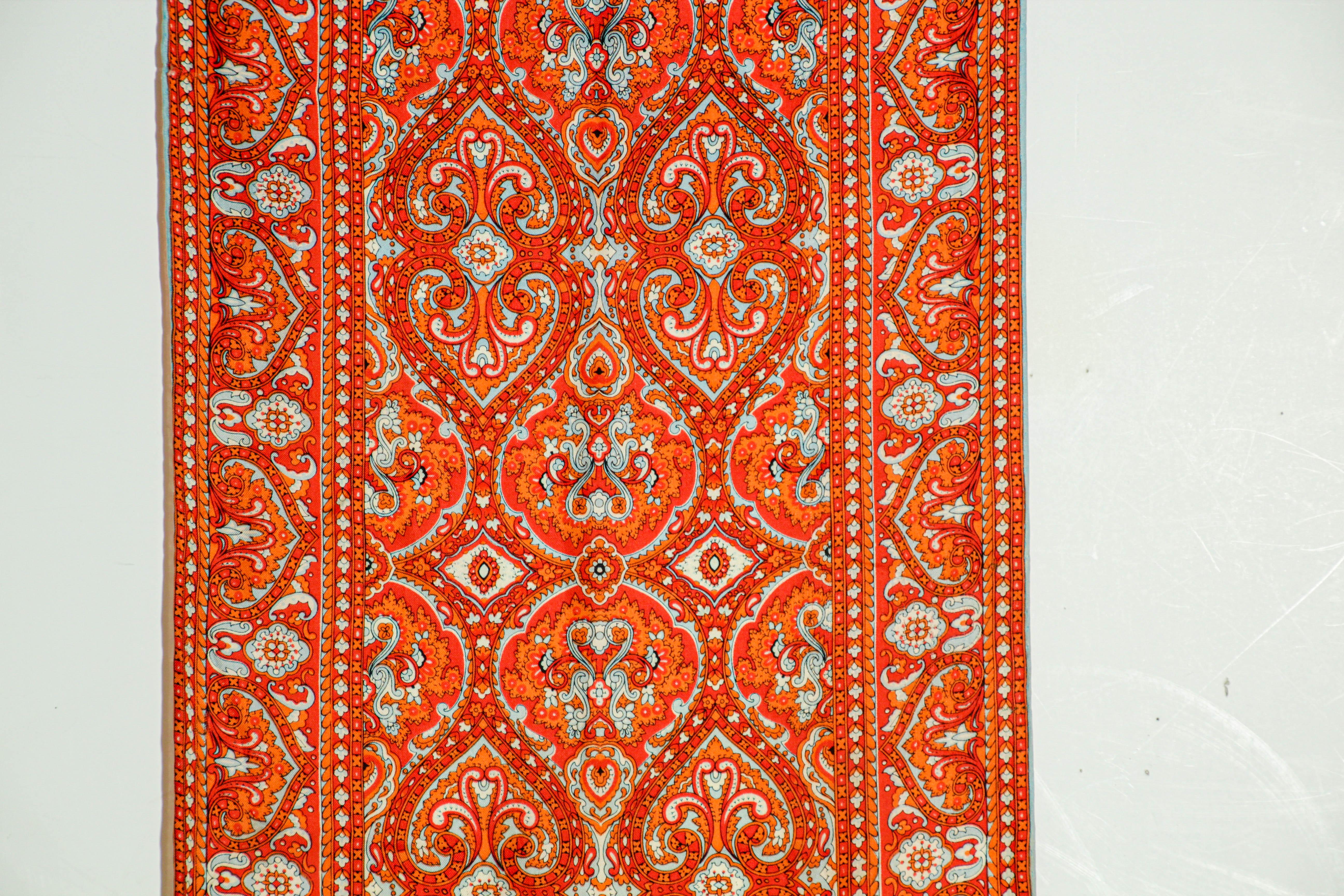 Pañuelo oblongo vintage de seda con estampado de cachemira en tonos naranjas en venta 9