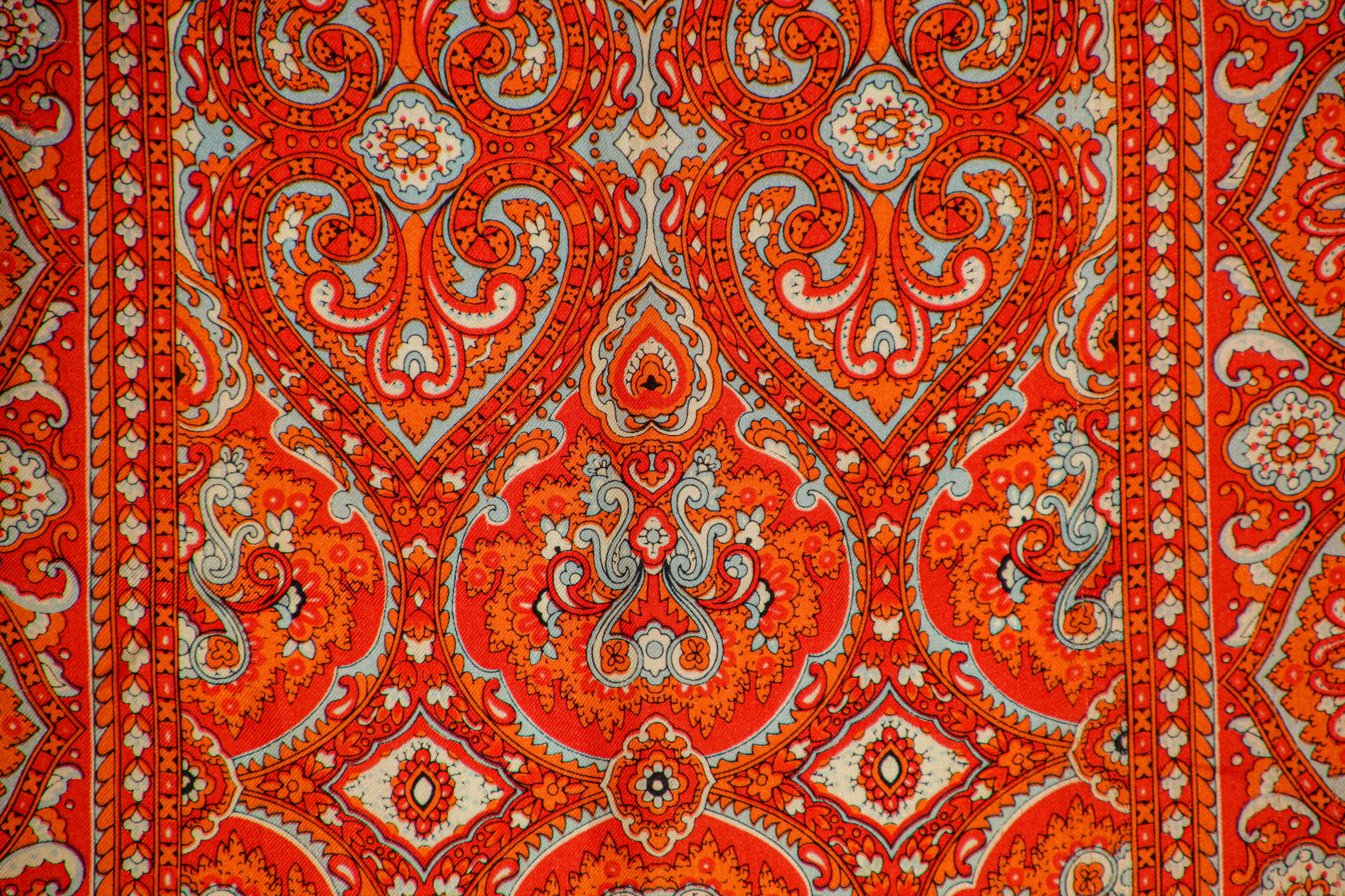 Pañuelo oblongo vintage de seda con estampado de cachemira en tonos naranjas en venta 10