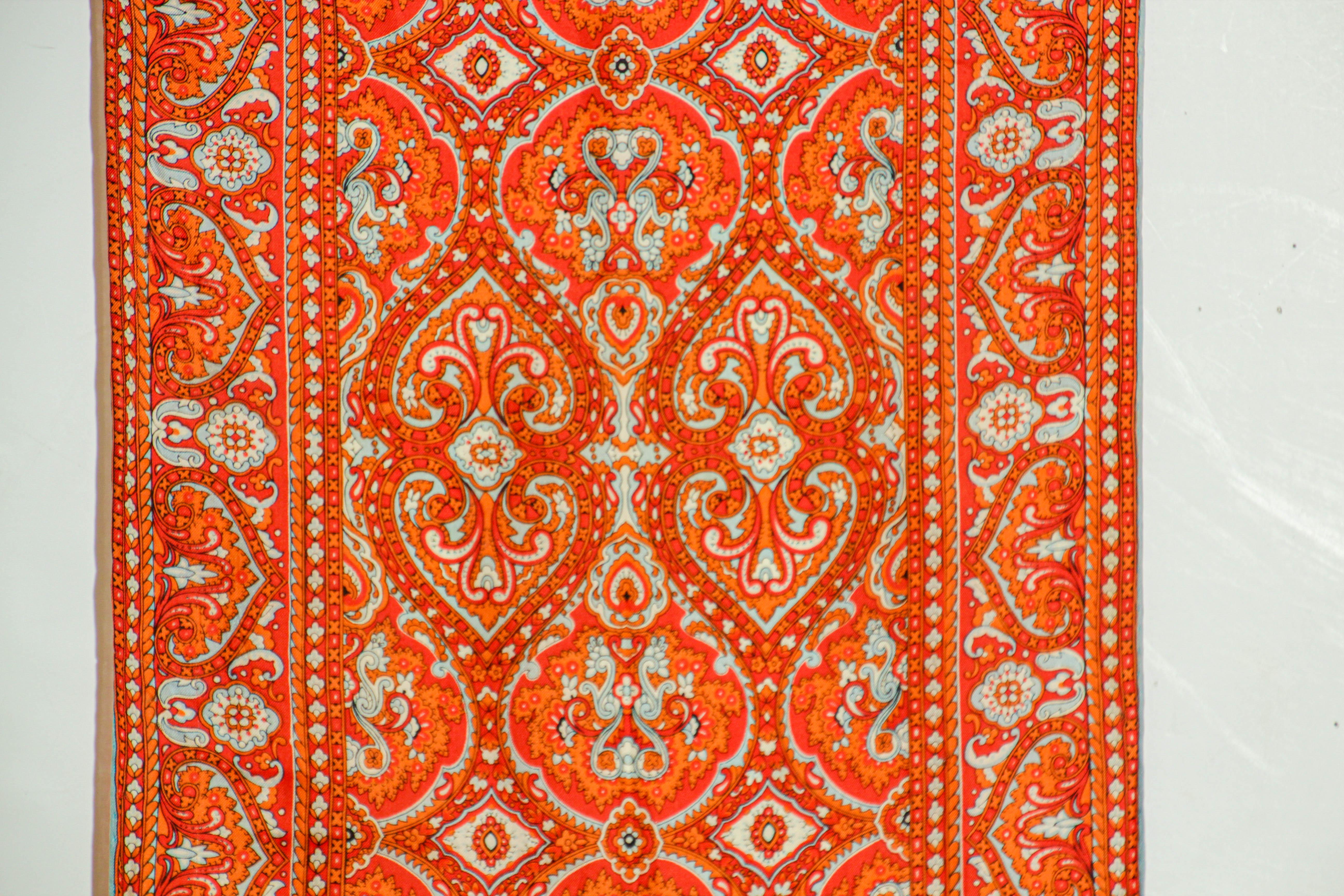 Pañuelo oblongo vintage de seda con estampado de cachemira en tonos naranjas en venta 11