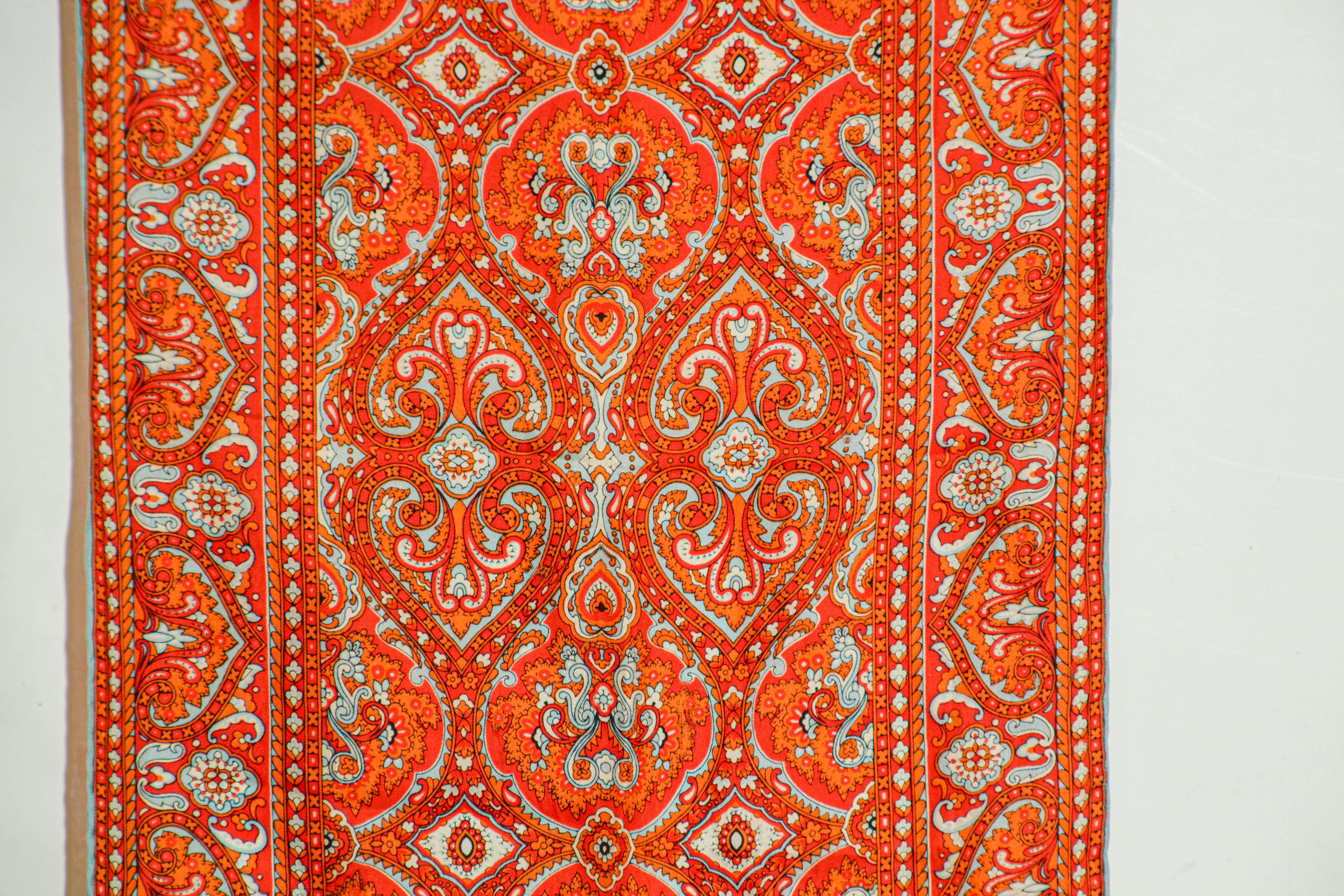 Pañuelo oblongo vintage de seda con estampado de cachemira en tonos naranjas en venta 12