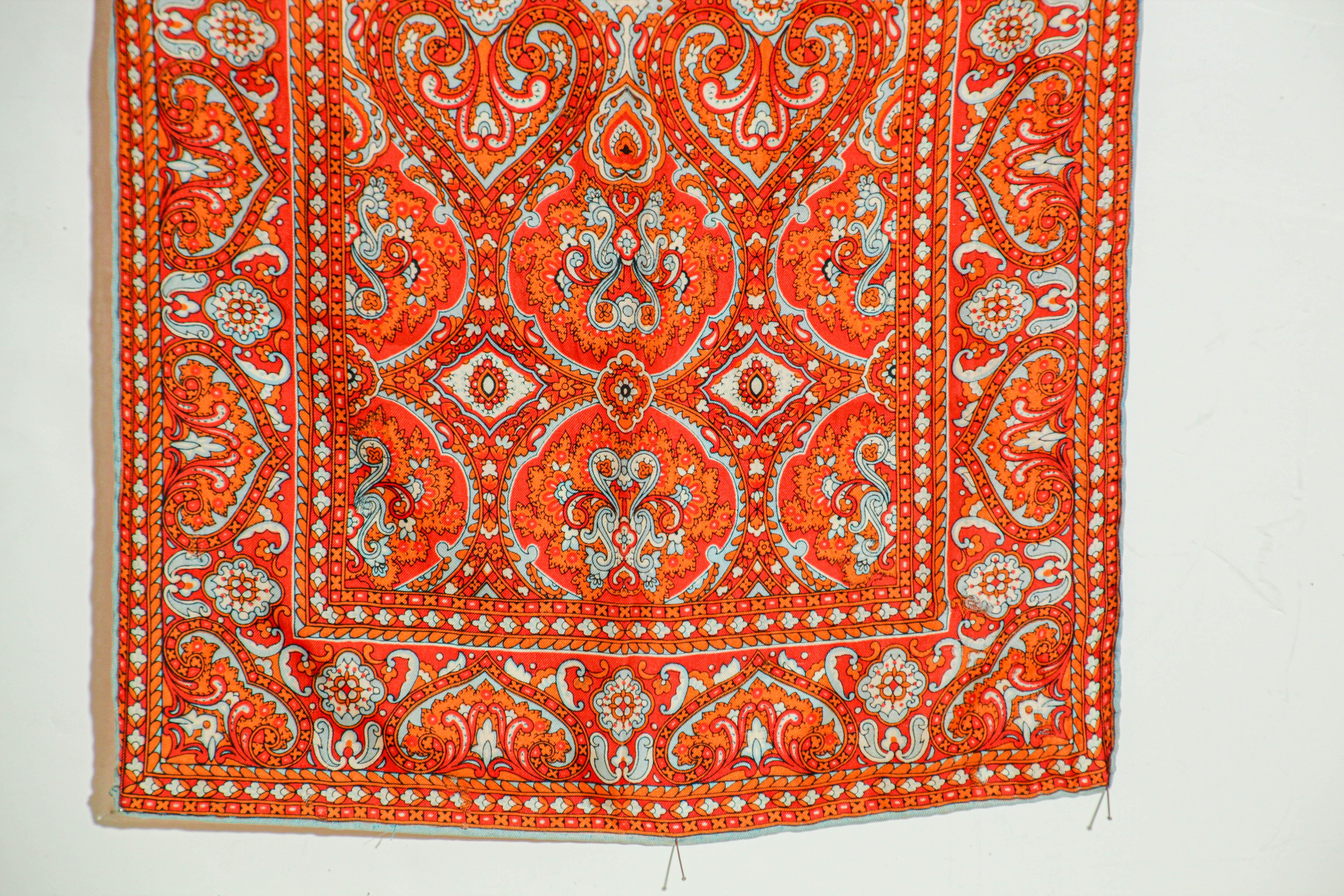 Pañuelo oblongo vintage de seda con estampado de cachemira en tonos naranjas en venta 13