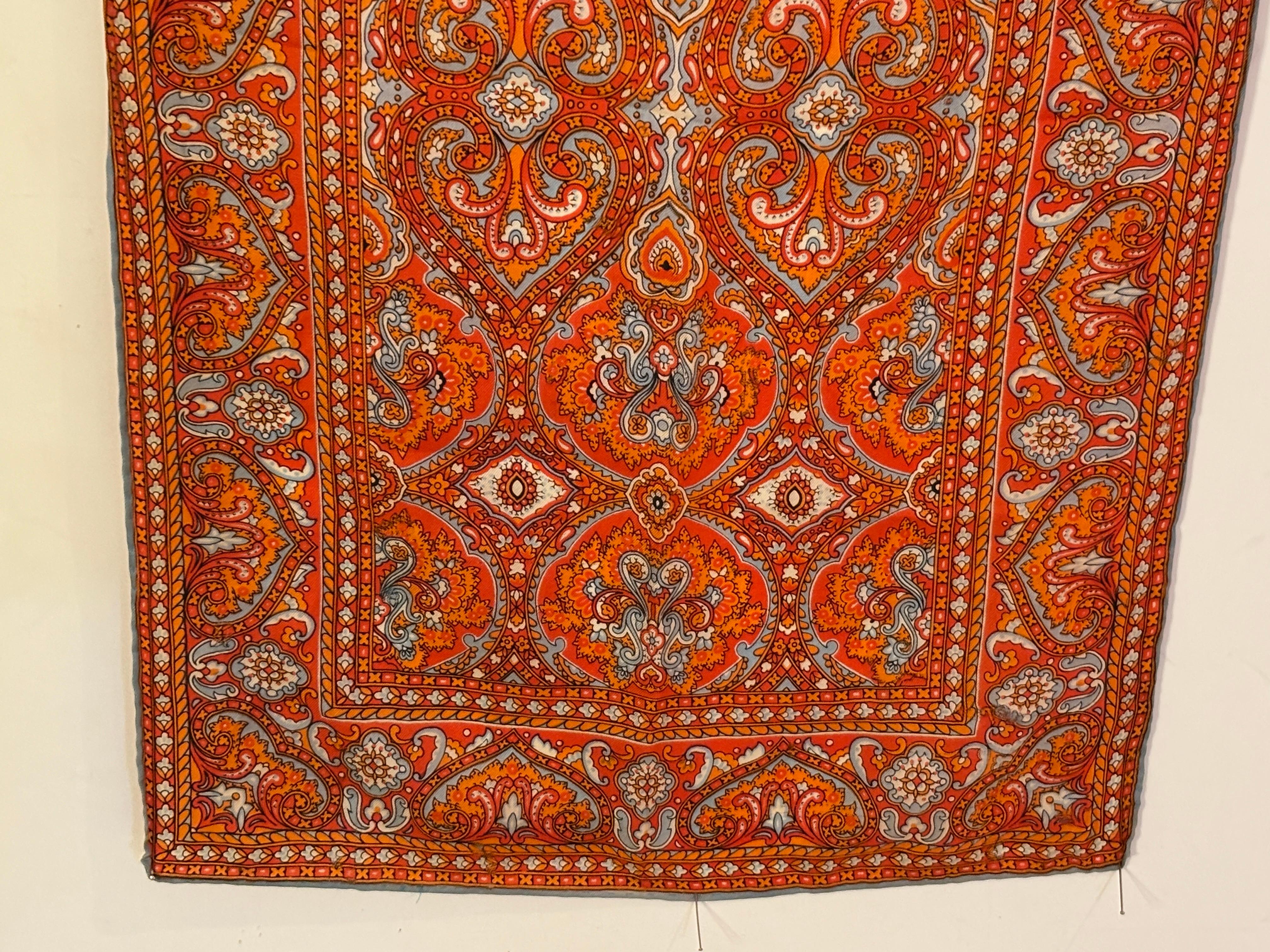 Pañuelo oblongo vintage de seda con estampado de cachemira en tonos naranjas en venta 2