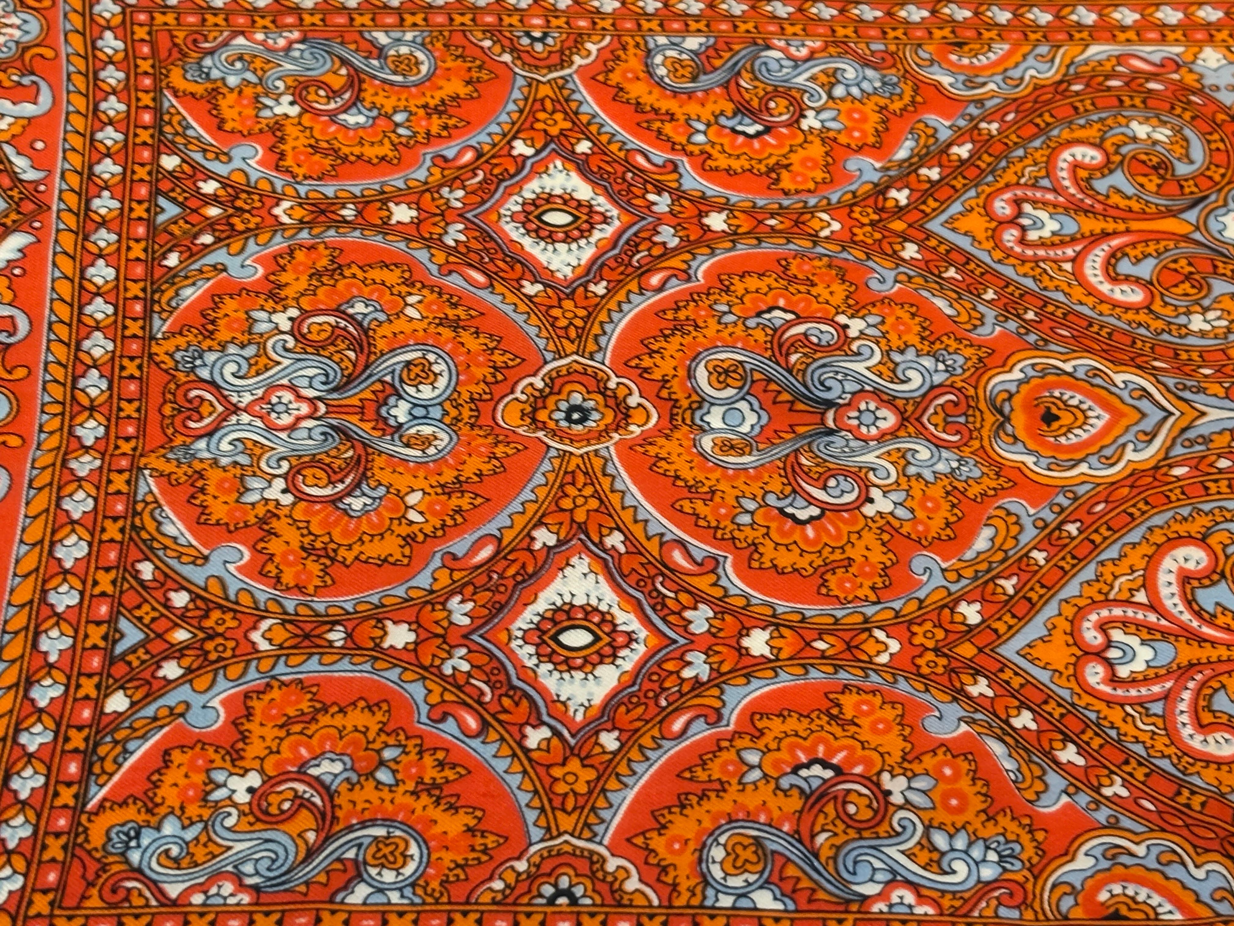 Pañuelo oblongo vintage de seda con estampado de cachemira en tonos naranjas en venta 3
