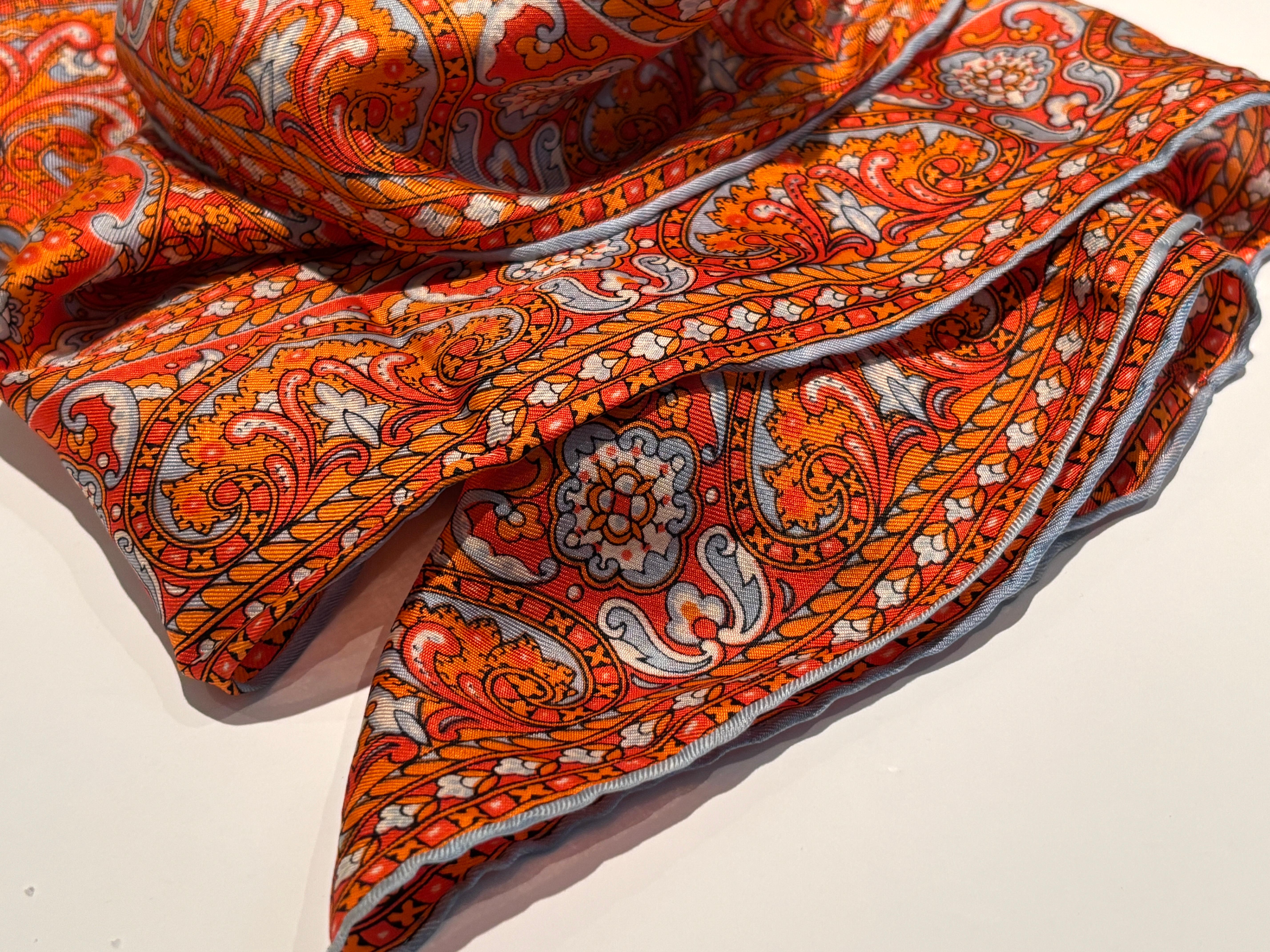 Pañuelo oblongo vintage de seda con estampado de cachemira en tonos naranjas en venta 4