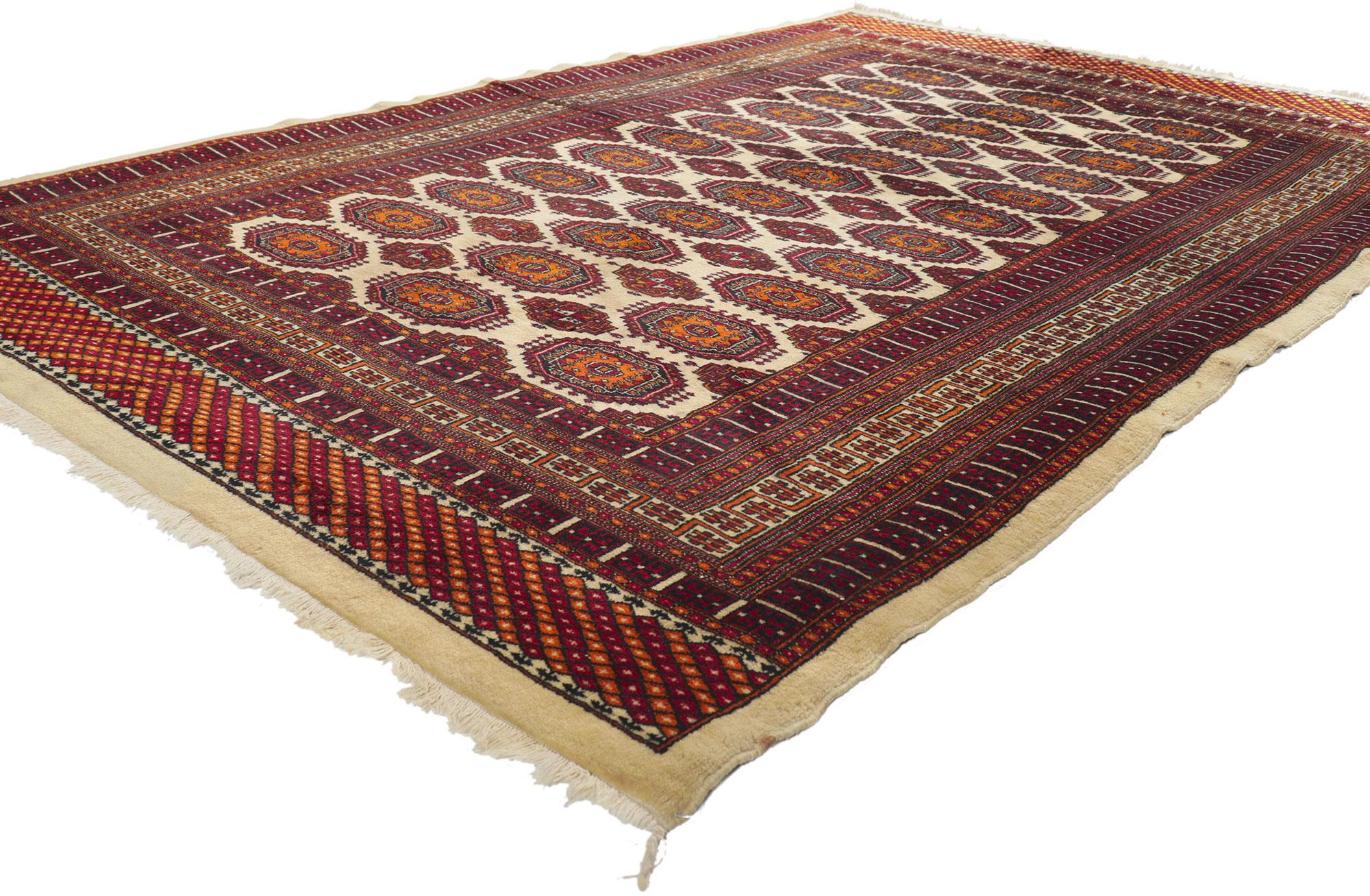 74502 Tapis pakistanais vintage Bokhara, 05'00 x 08'00. Émanant d'un style nomade avec des détails et une texture incroyables, ce tapis Bokhara pakistanais vintage noué à la main est une vision captivante de la beauté tissée. Le design géométrique