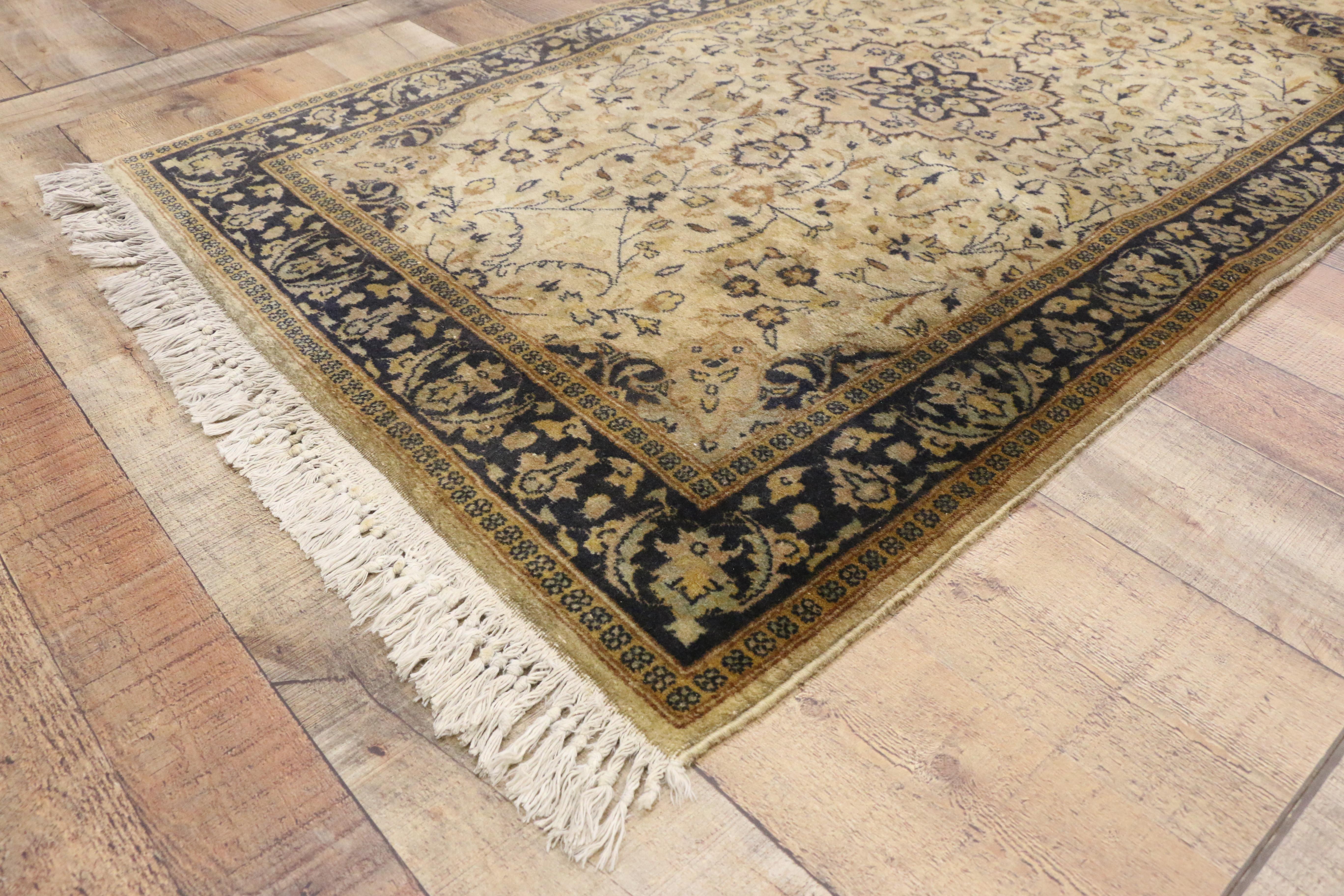 Vintage Pakistani Persian Isfahan Rug Carpet Runner In Good Condition For Sale In Dallas, TX
